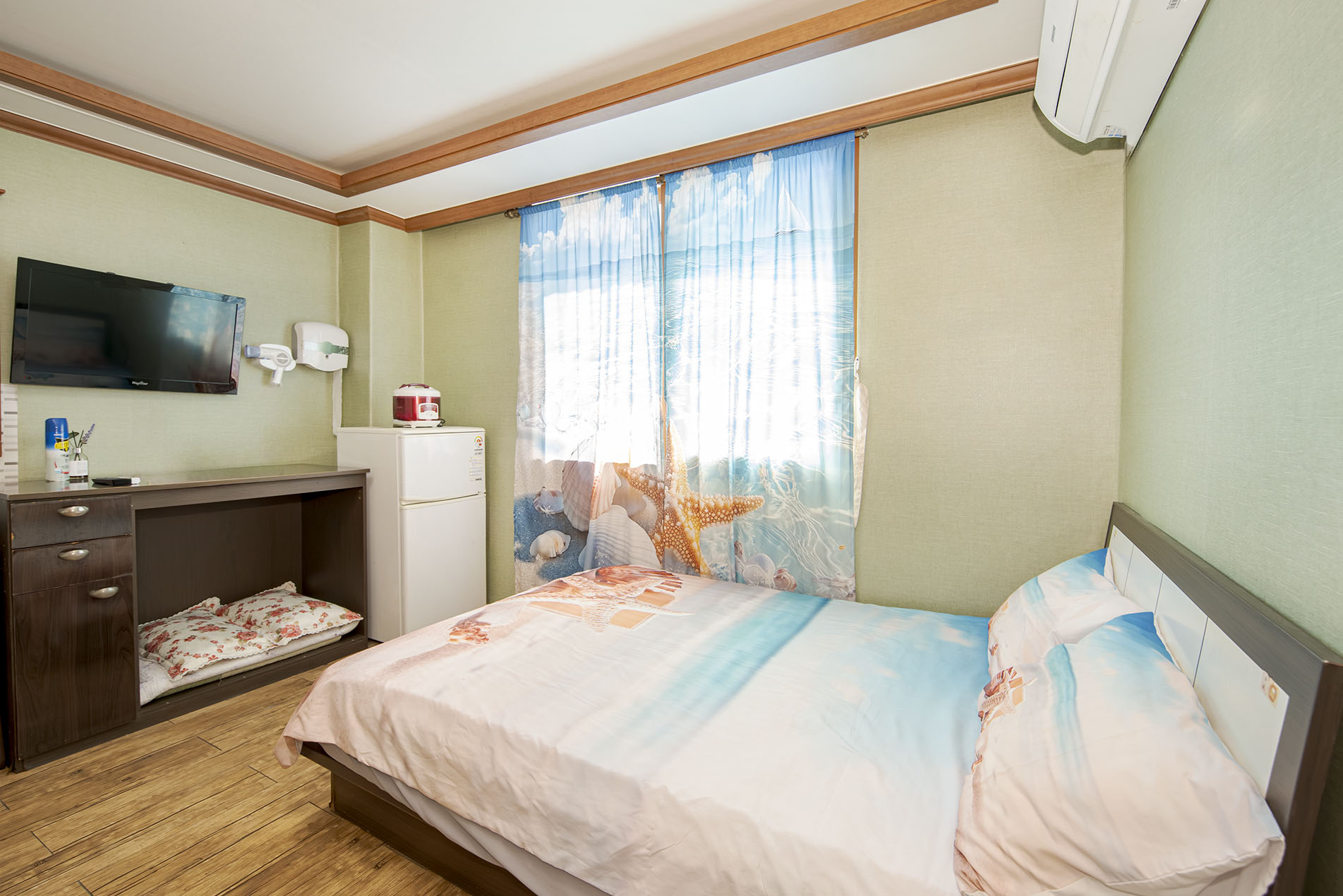 room detail thumbnail 2