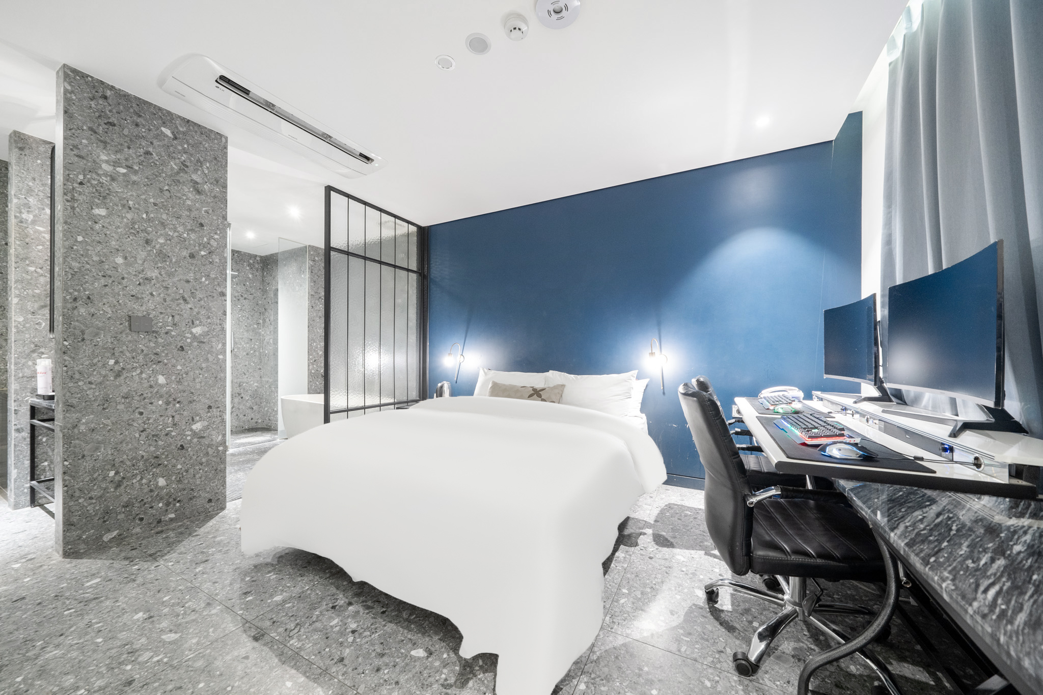 room detail thumbnail 1