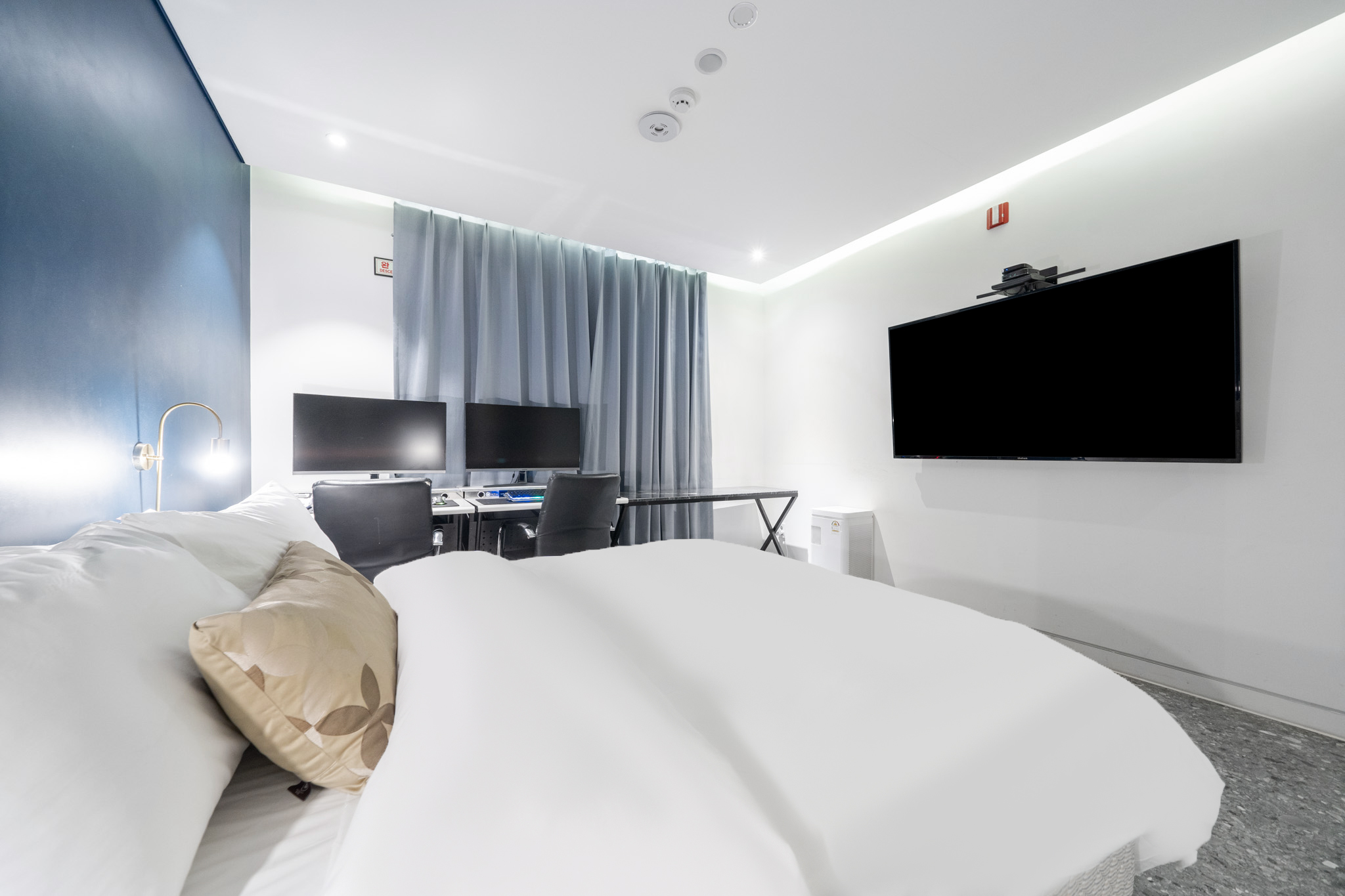 room detail thumbnail 2