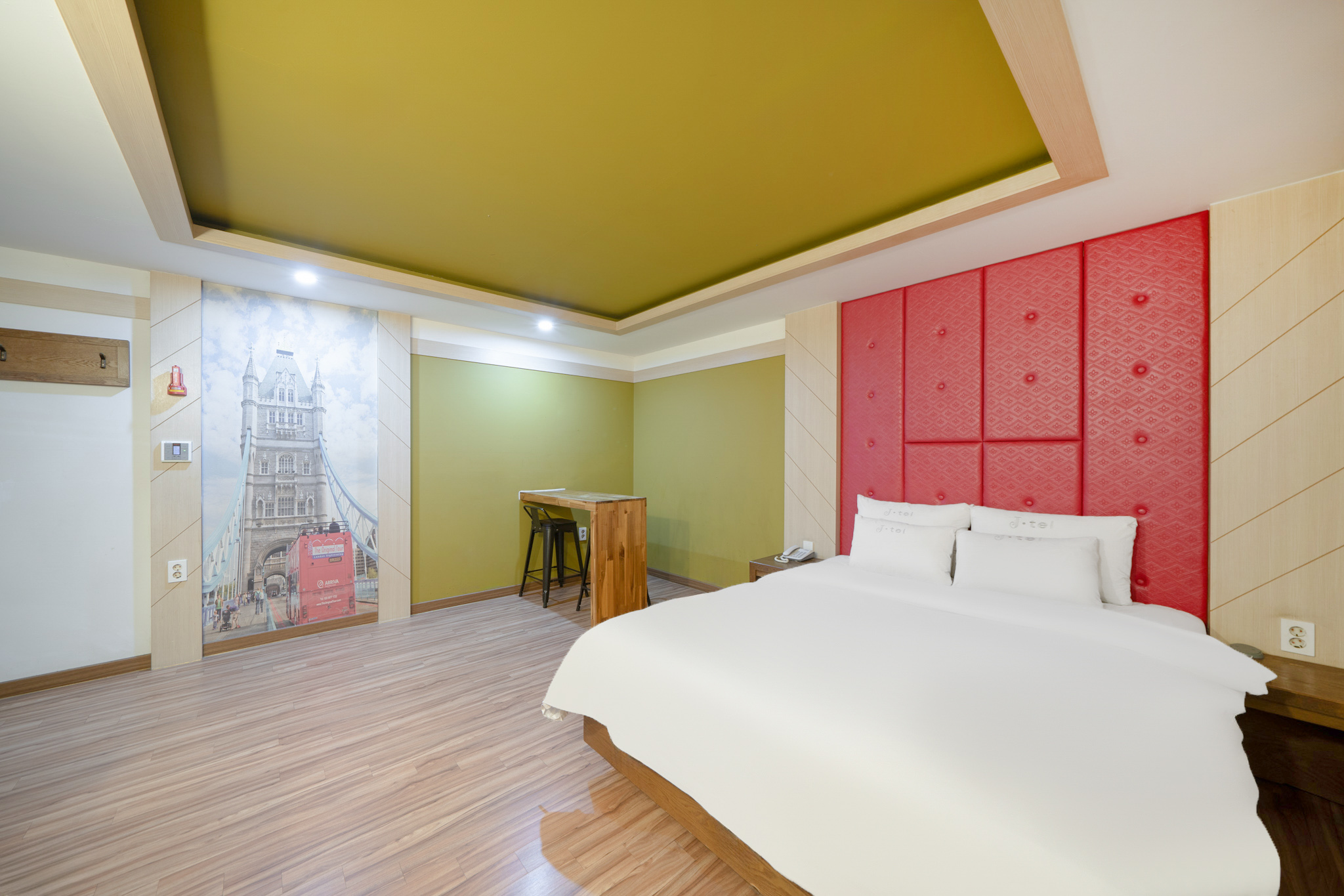 room detail thumbnail 1