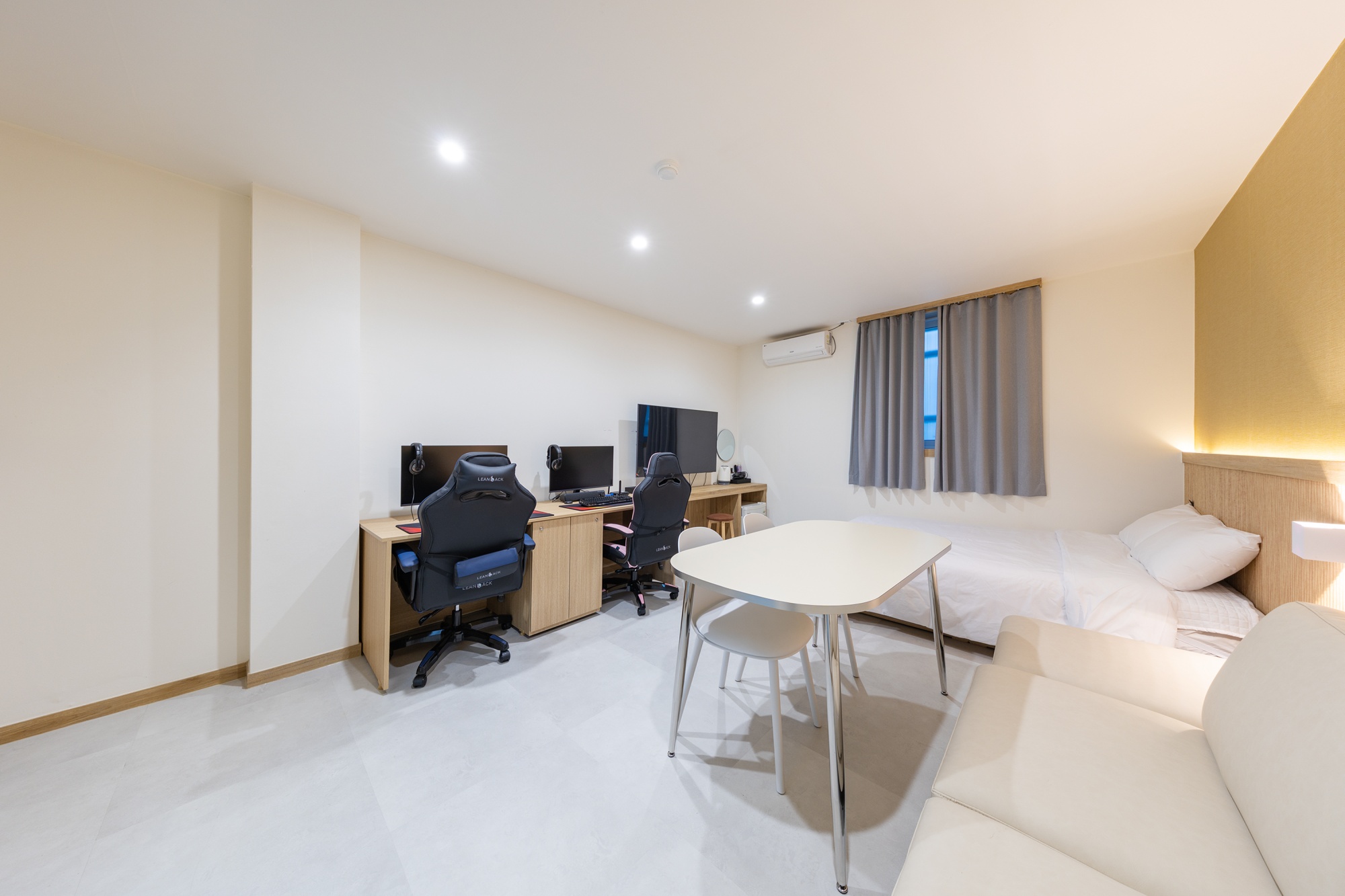 room detail thumbnail 1