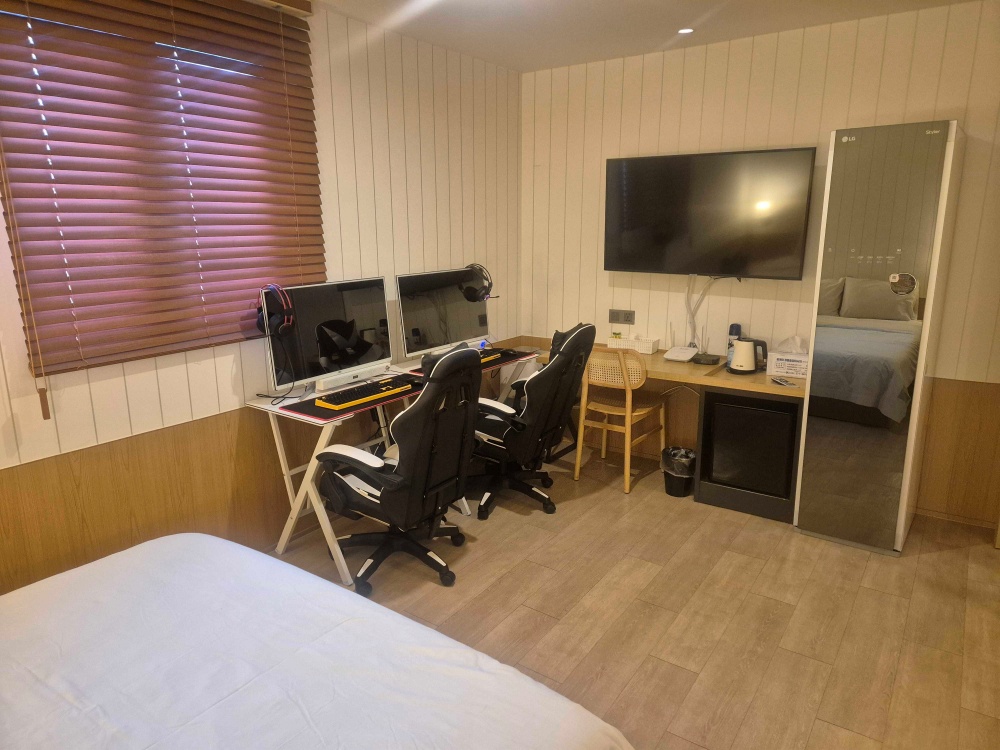 room detail thumbnail 1