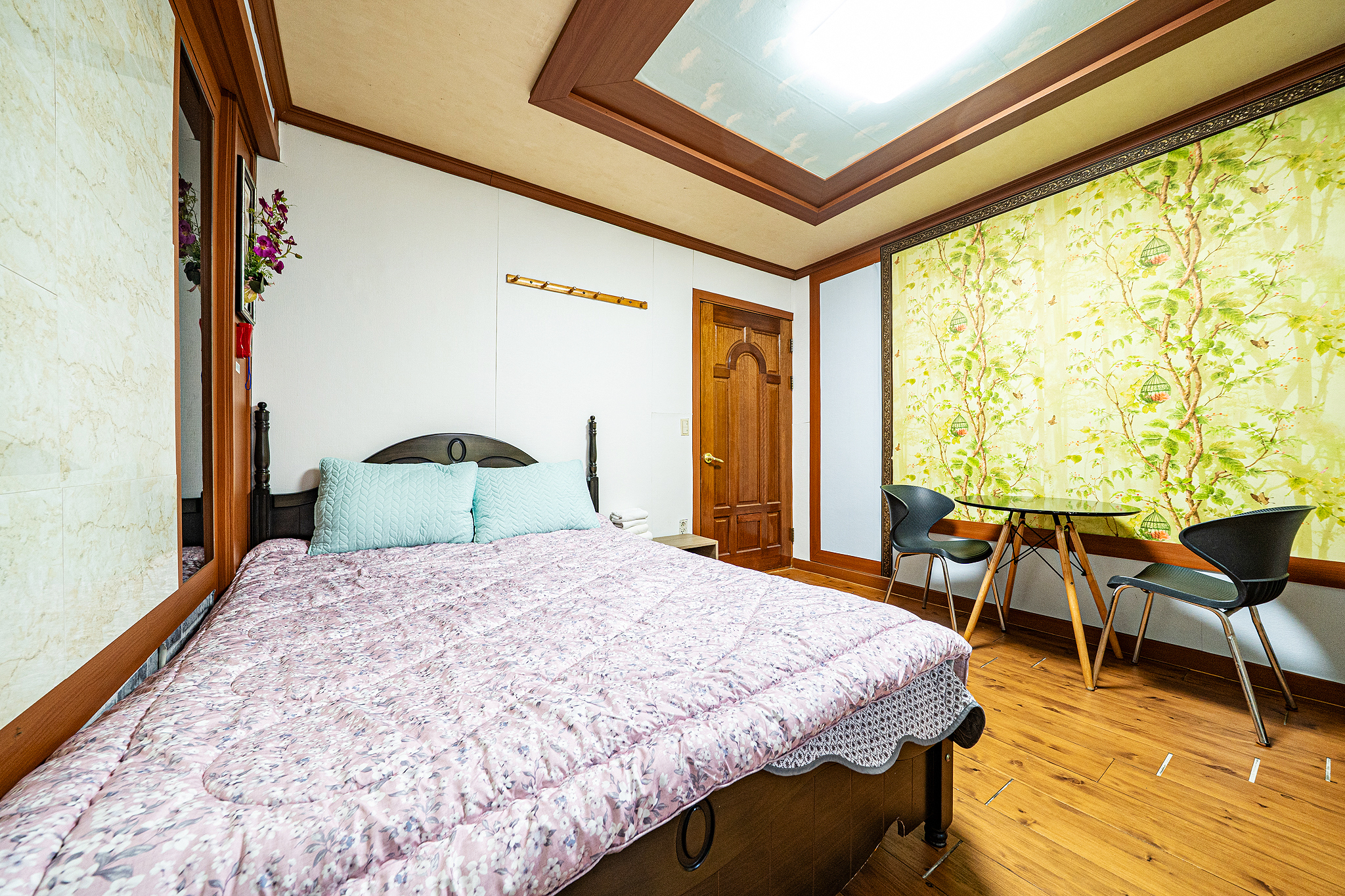 room detail thumbnail 2