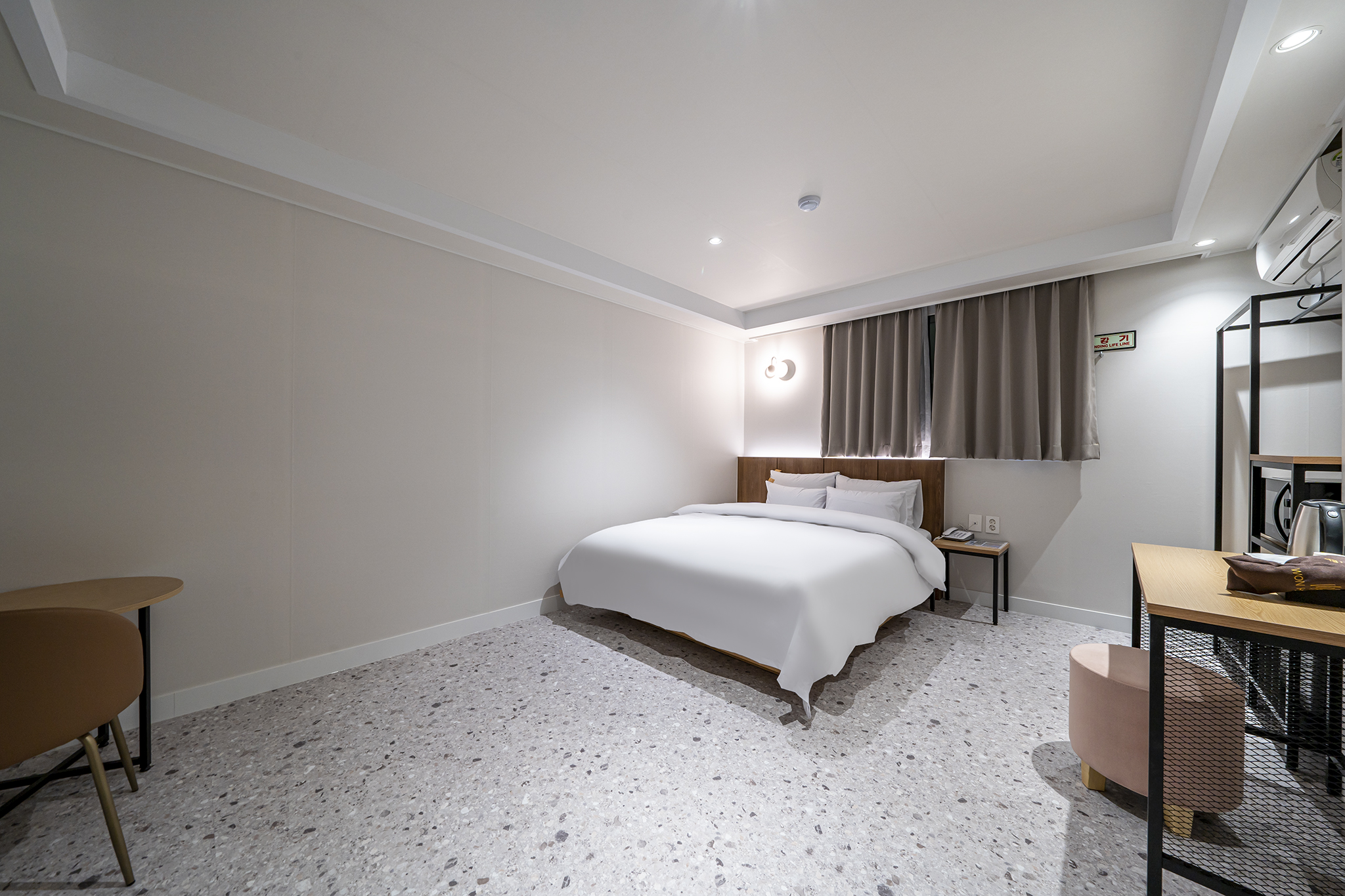 room detail thumbnail 2