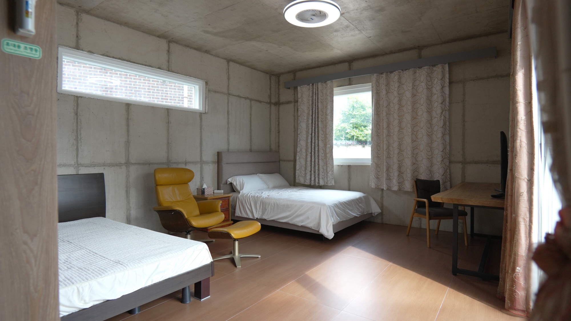 room detail thumbnail 1