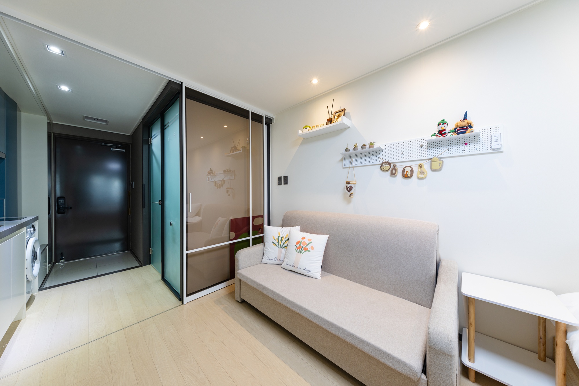 room detail thumbnail 2