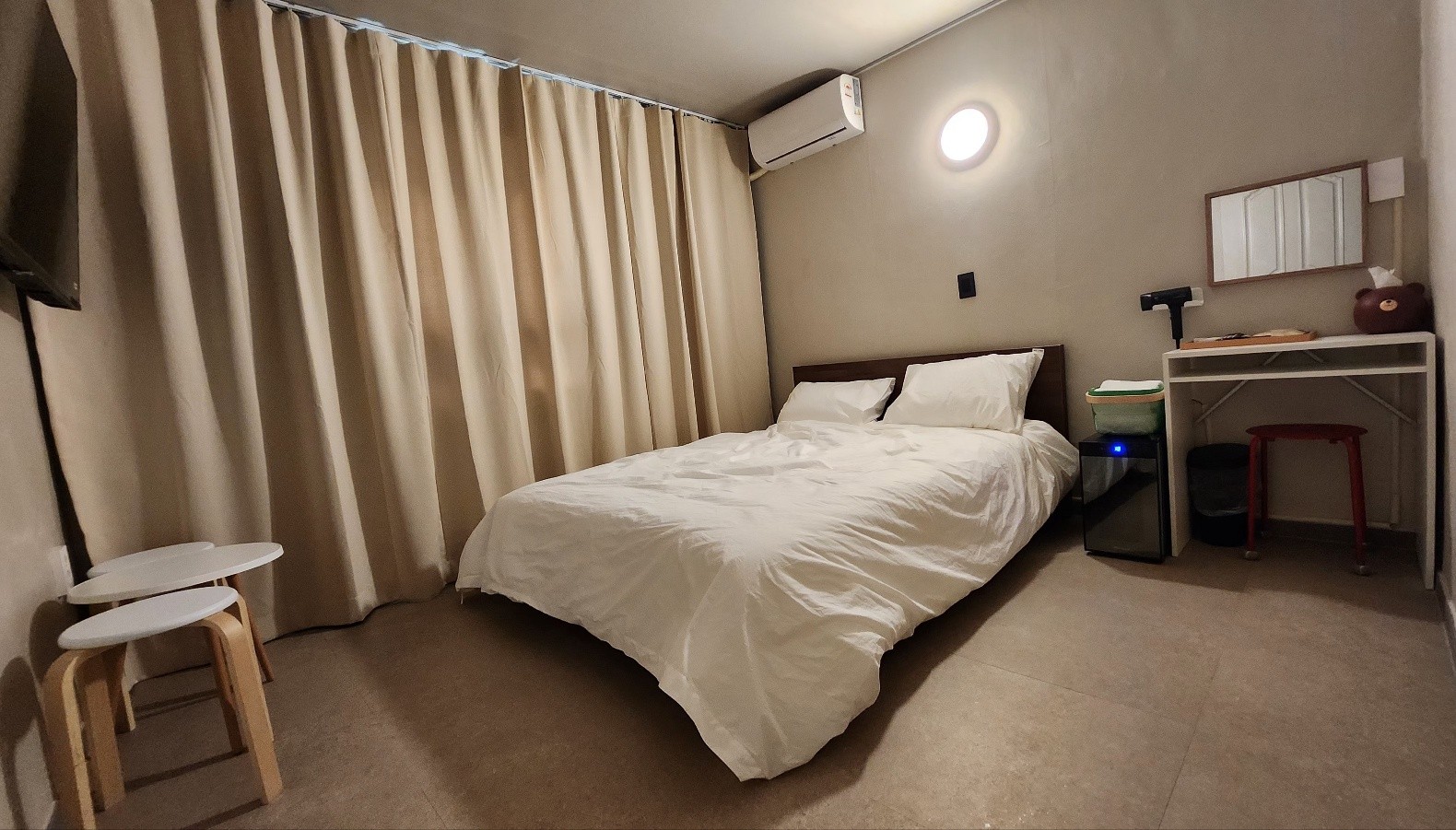 room detail thumbnail 2