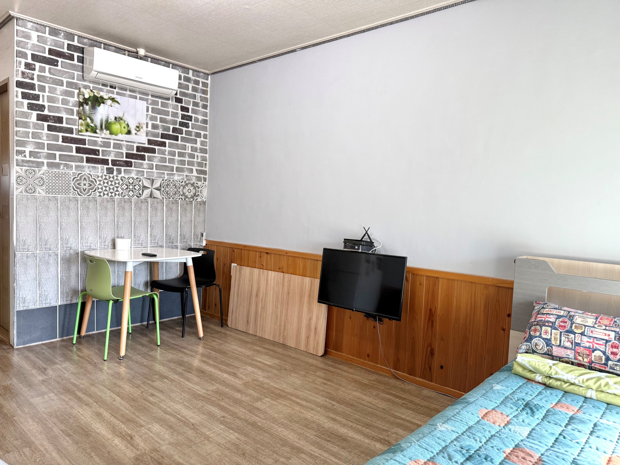 room detail thumbnail 2
