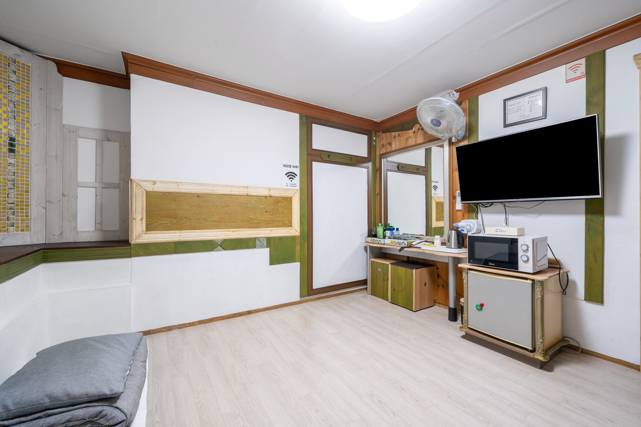 room detail thumbnail 2