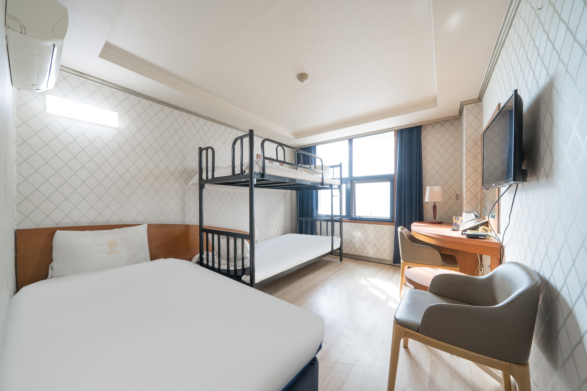 디럭스 트윈 - 주차가능 (넷플릭스 시청가능)(3인 전용)