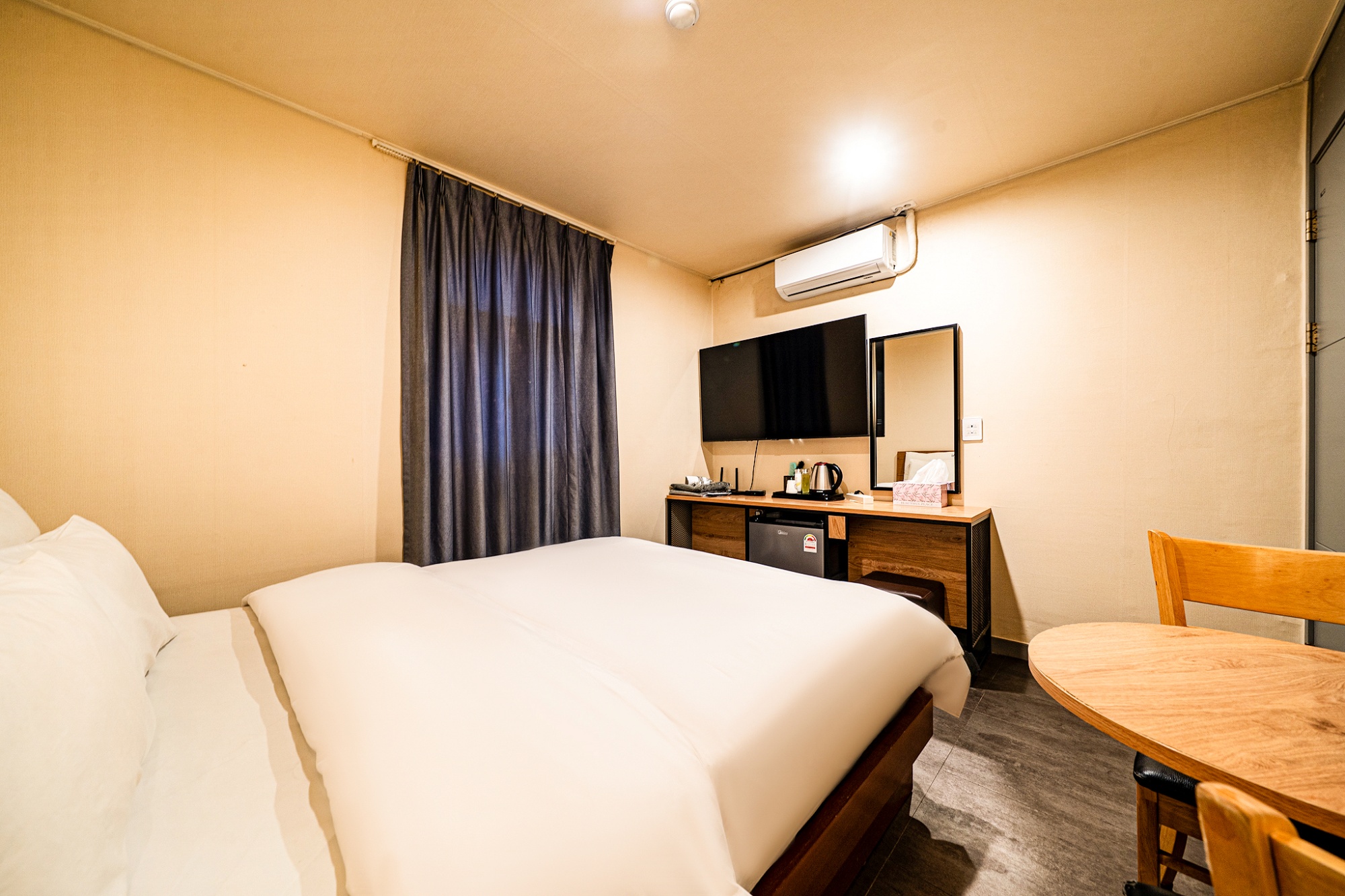 room detail thumbnail 2