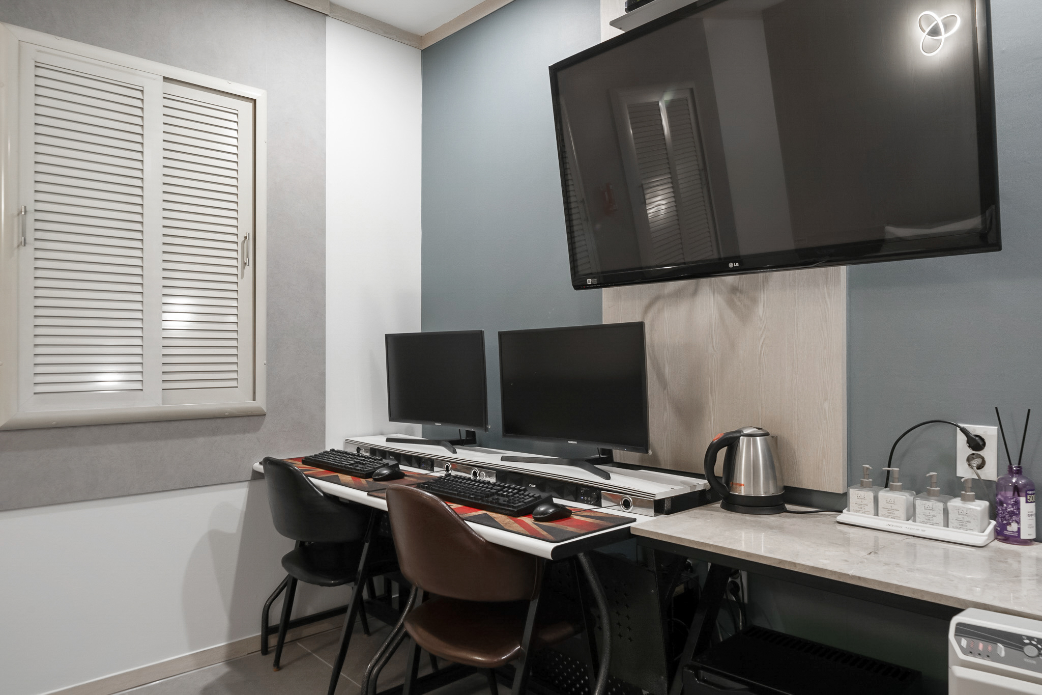 room detail thumbnail 2