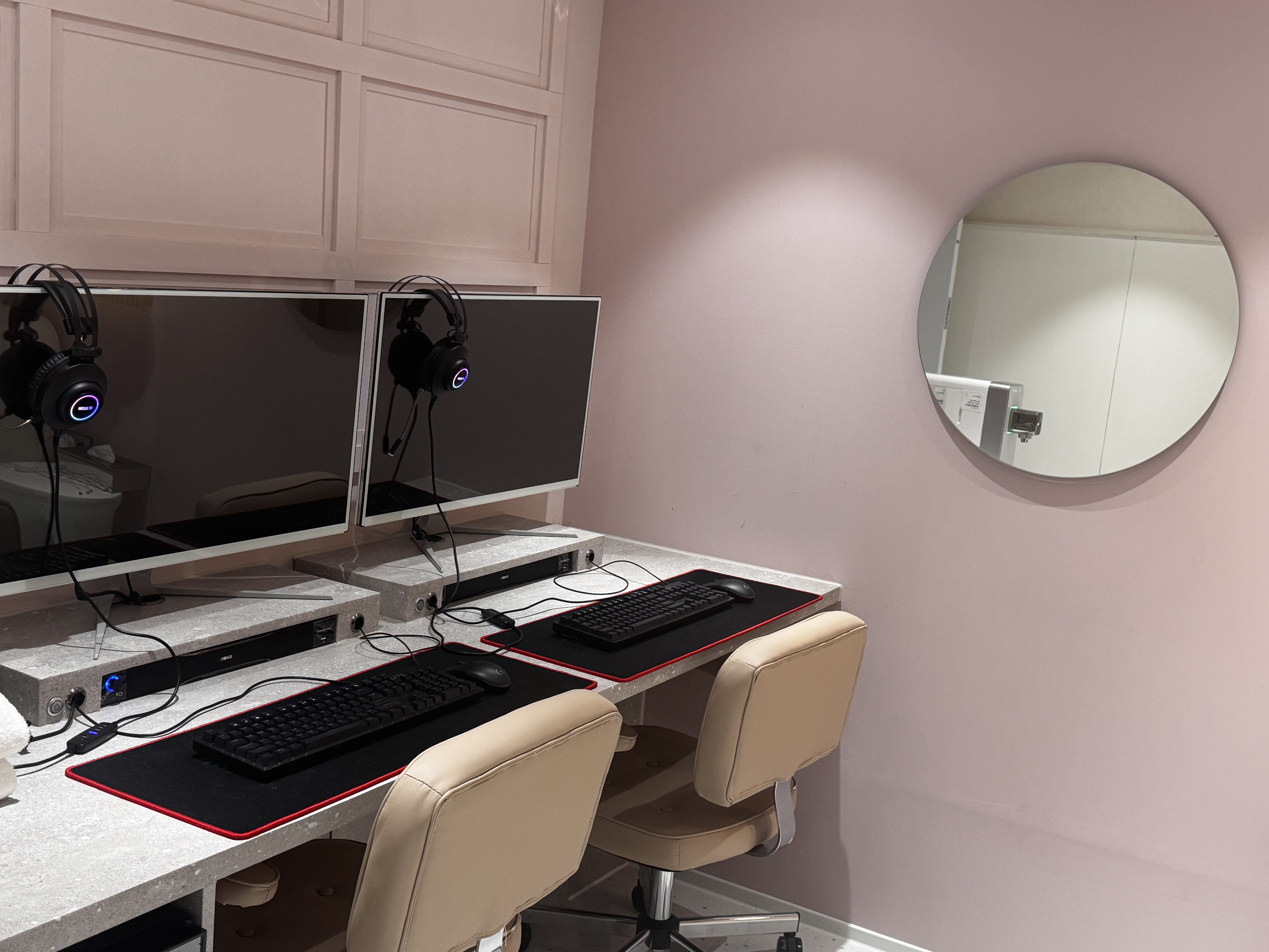 room detail thumbnail 2