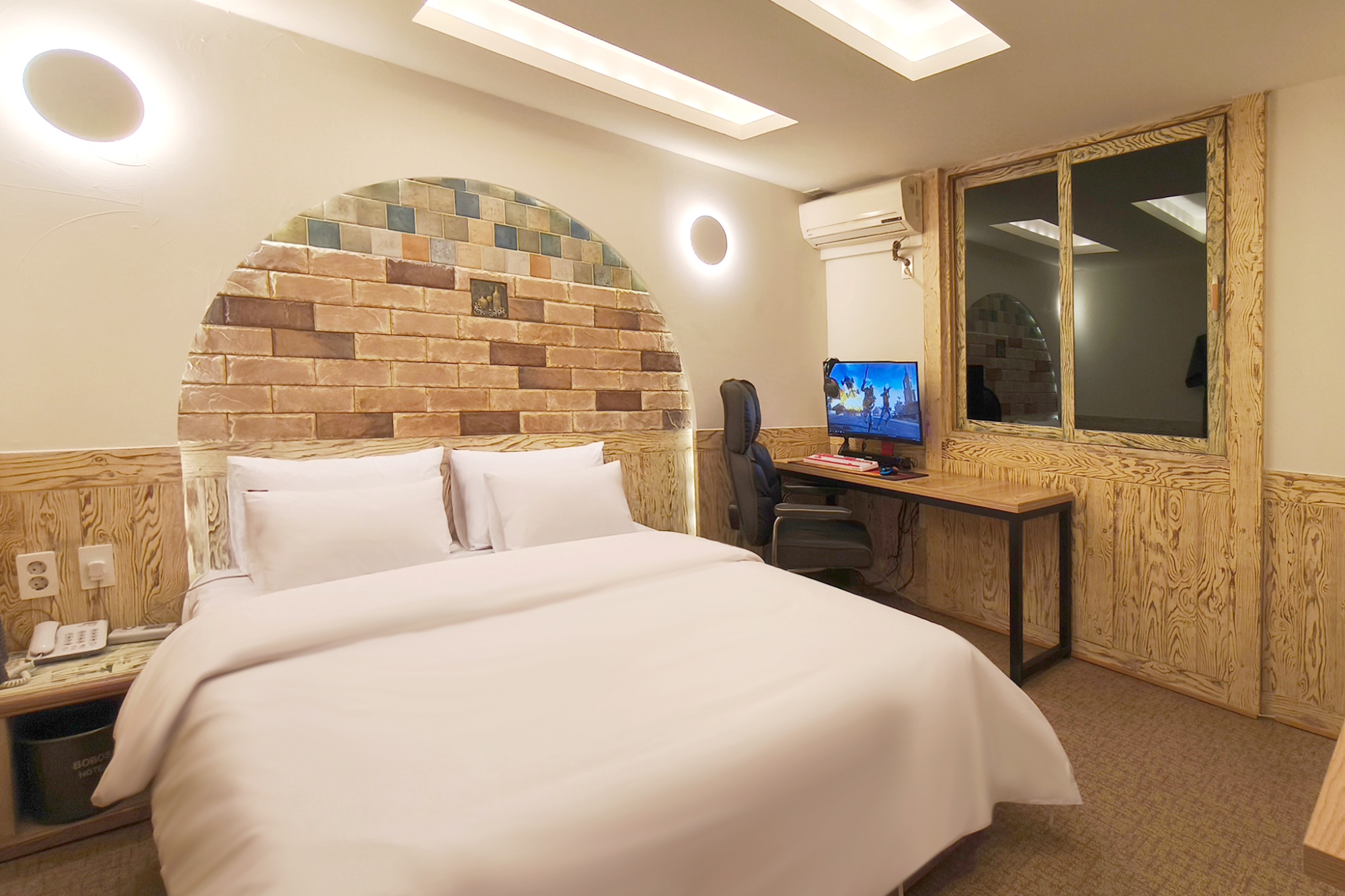 room detail thumbnail 2