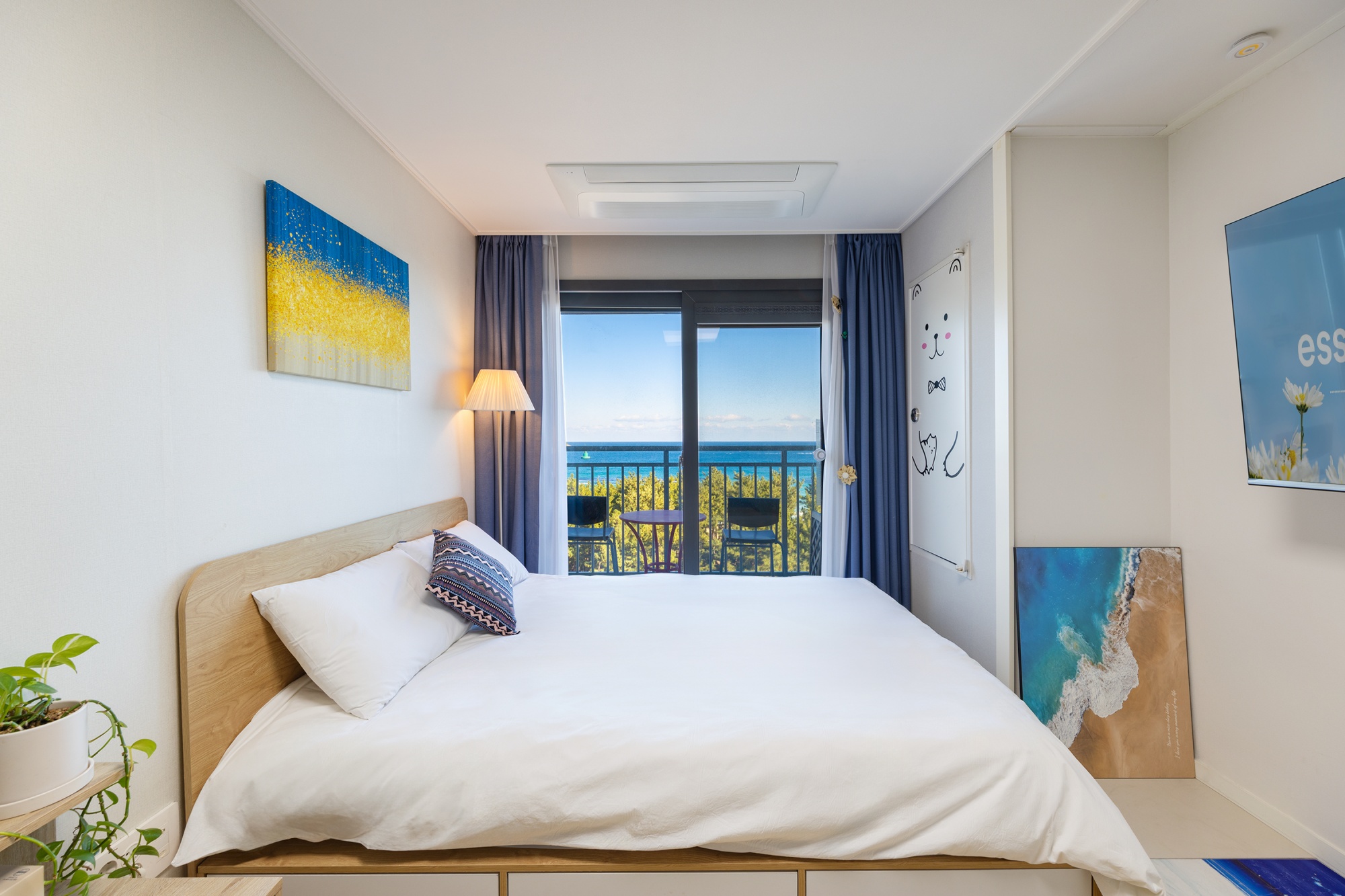 room detail thumbnail 2