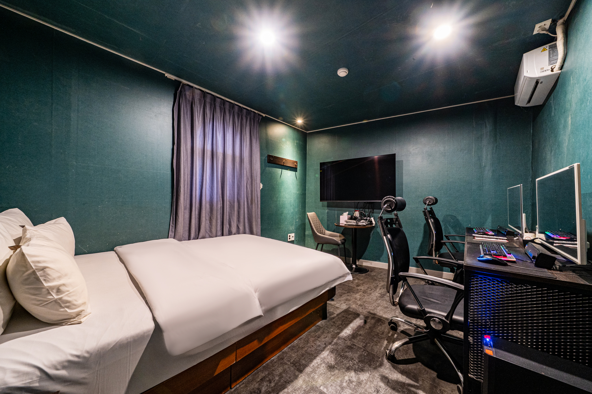 room detail thumbnail 1