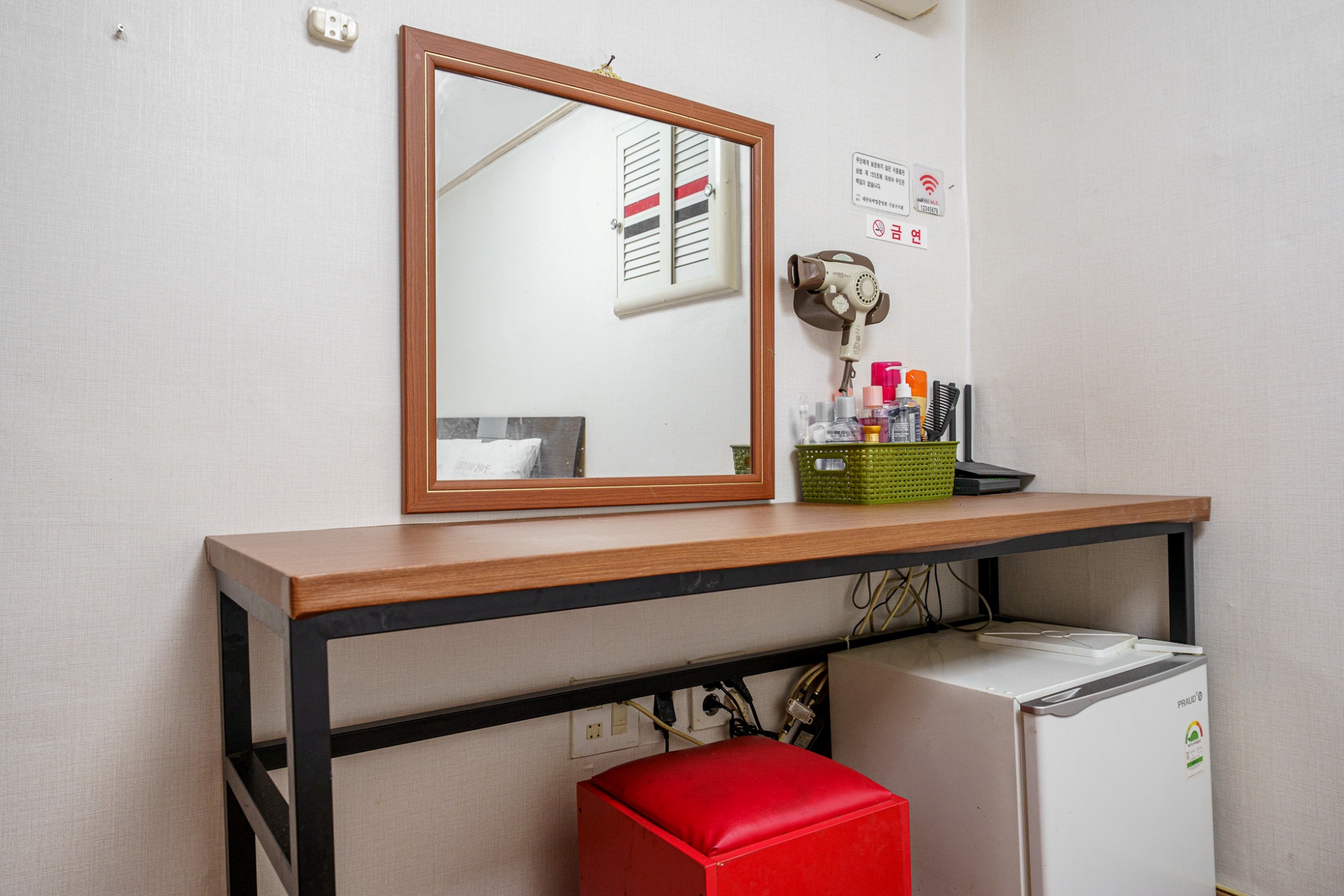 room detail thumbnail 2