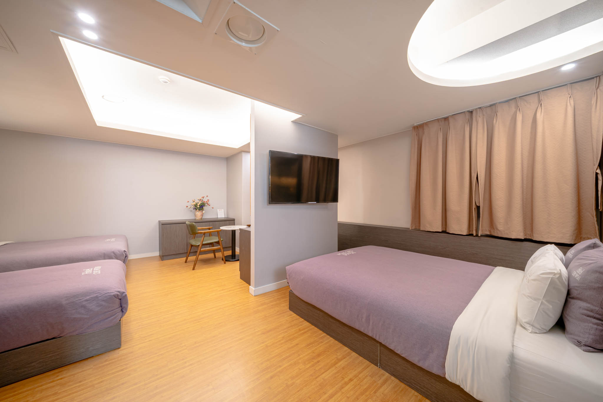 B패밀리 스위트 2룸-5인무료/더블2,싱글1(주차1대무료/넷플릭스)(디즈니, 애플TV, 티빙, 왓챠/최고급 라텍스침대/호텔침구/스파욕조)