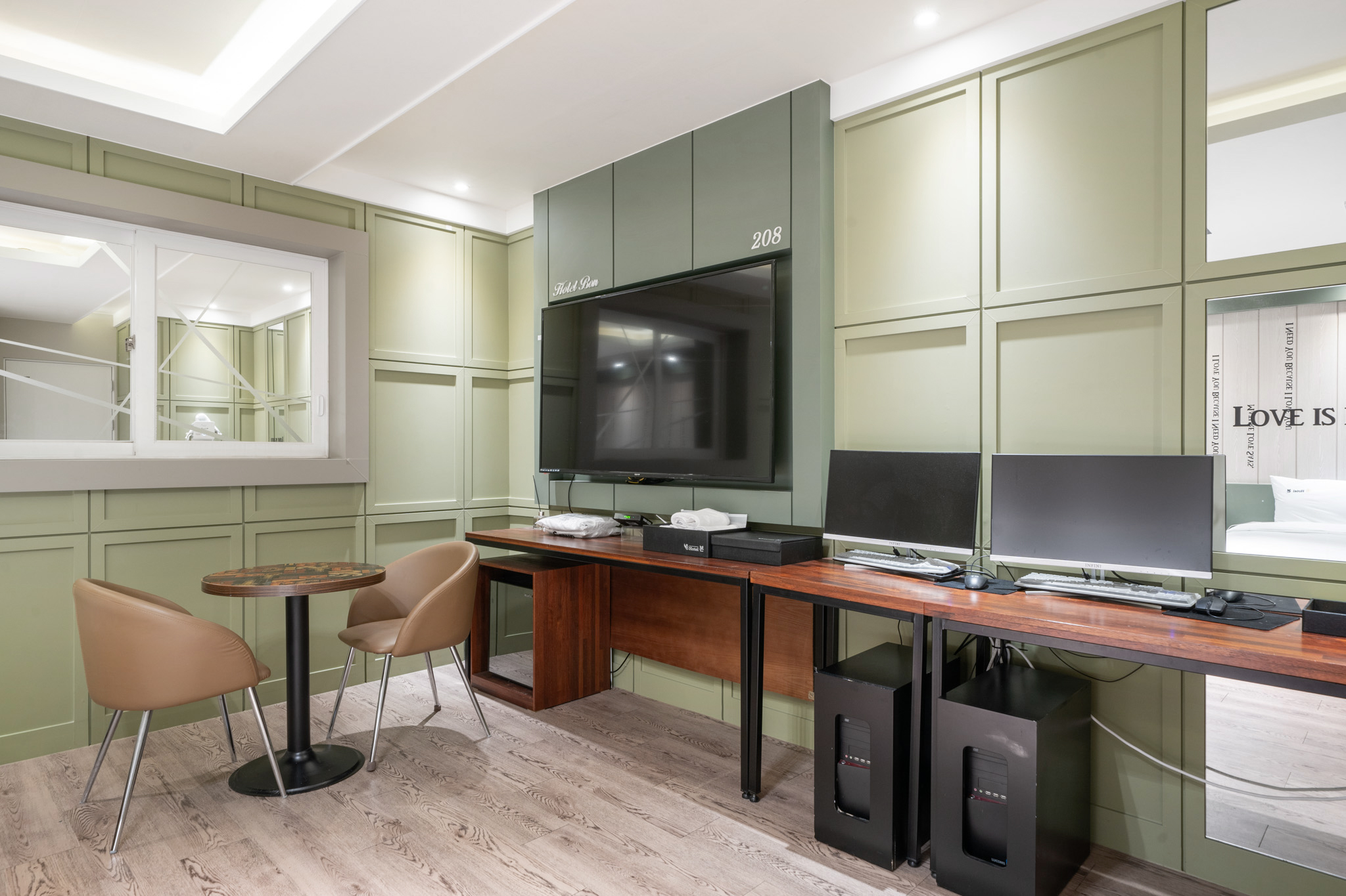room detail thumbnail 1
