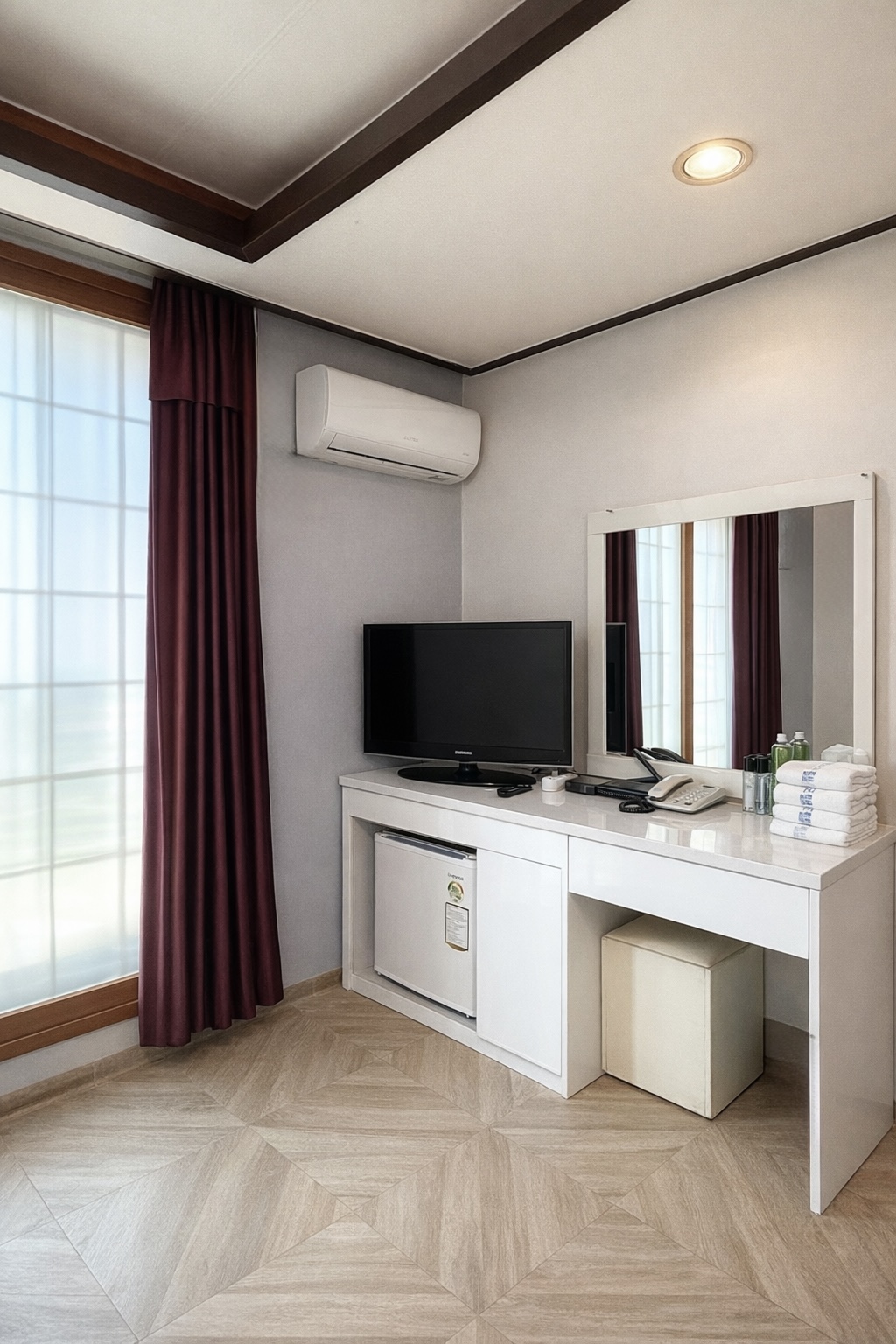 room detail thumbnail 2