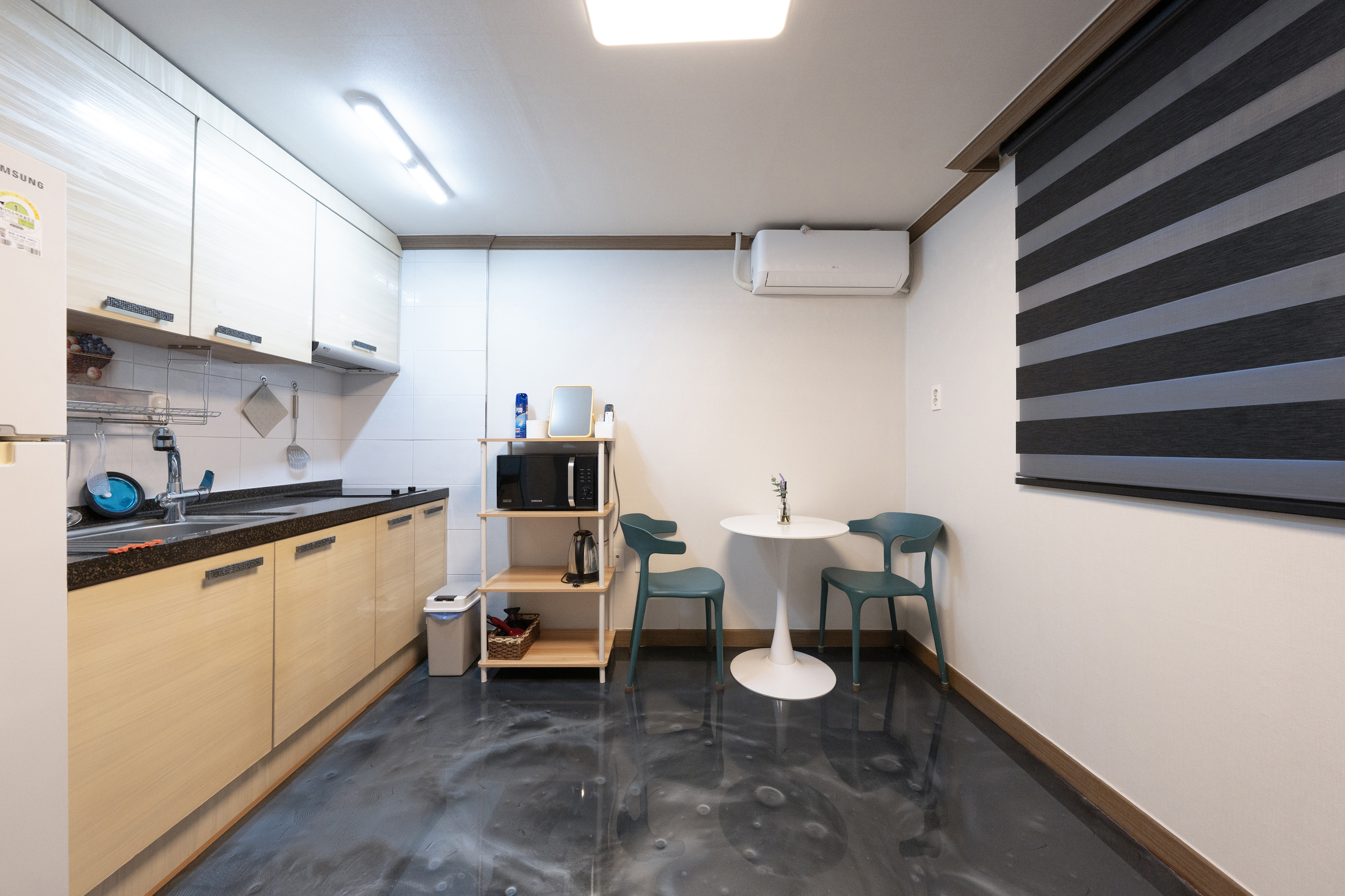 room detail thumbnail 2