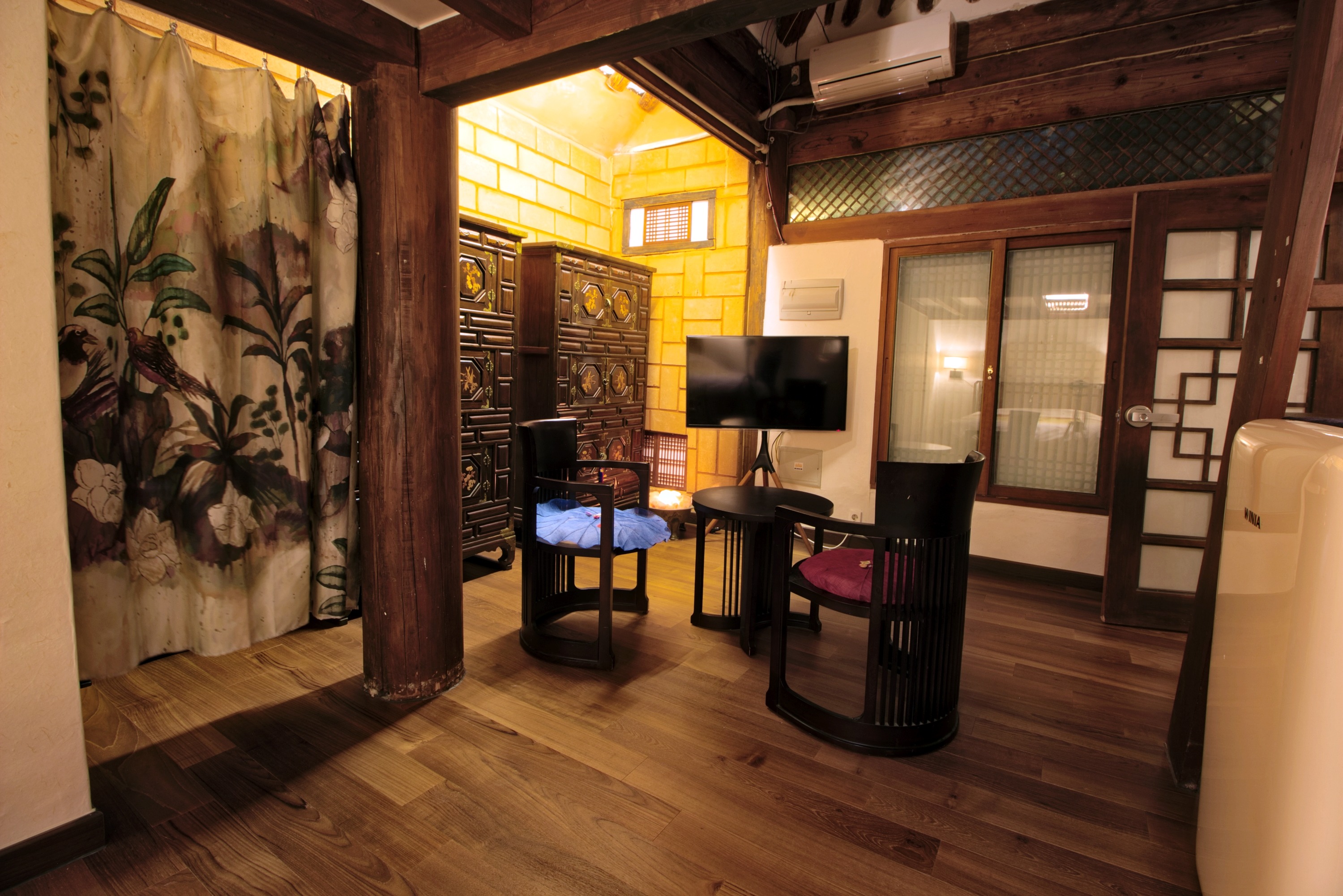 room detail thumbnail 2