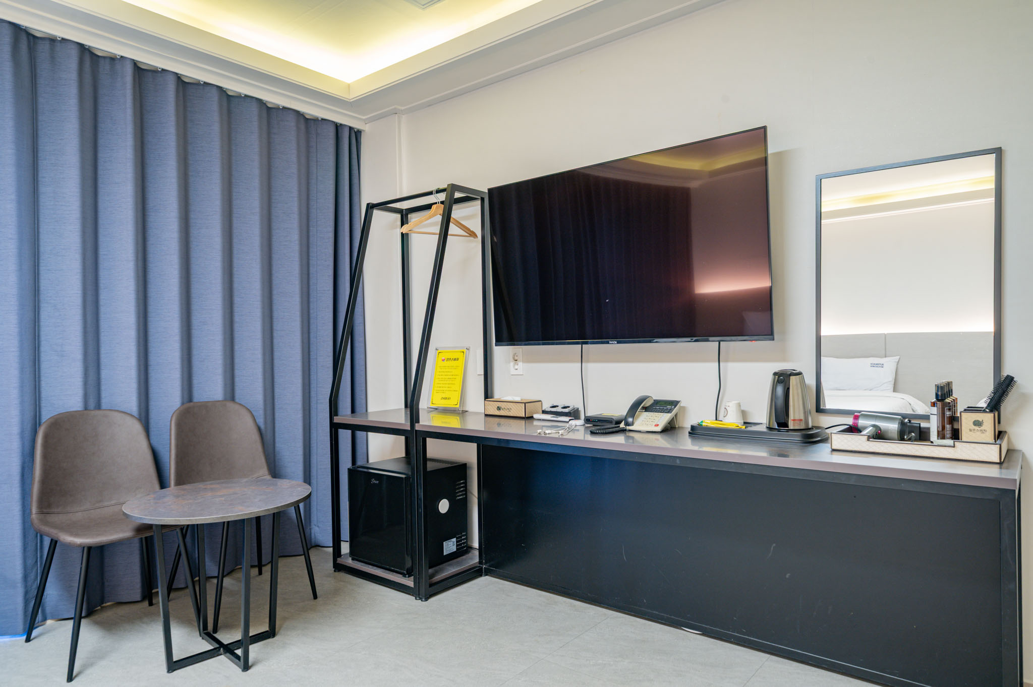 room detail thumbnail 2