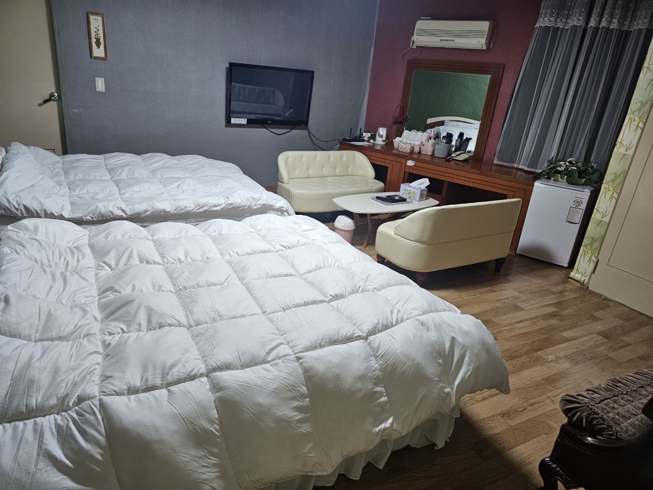 room detail thumbnail 2