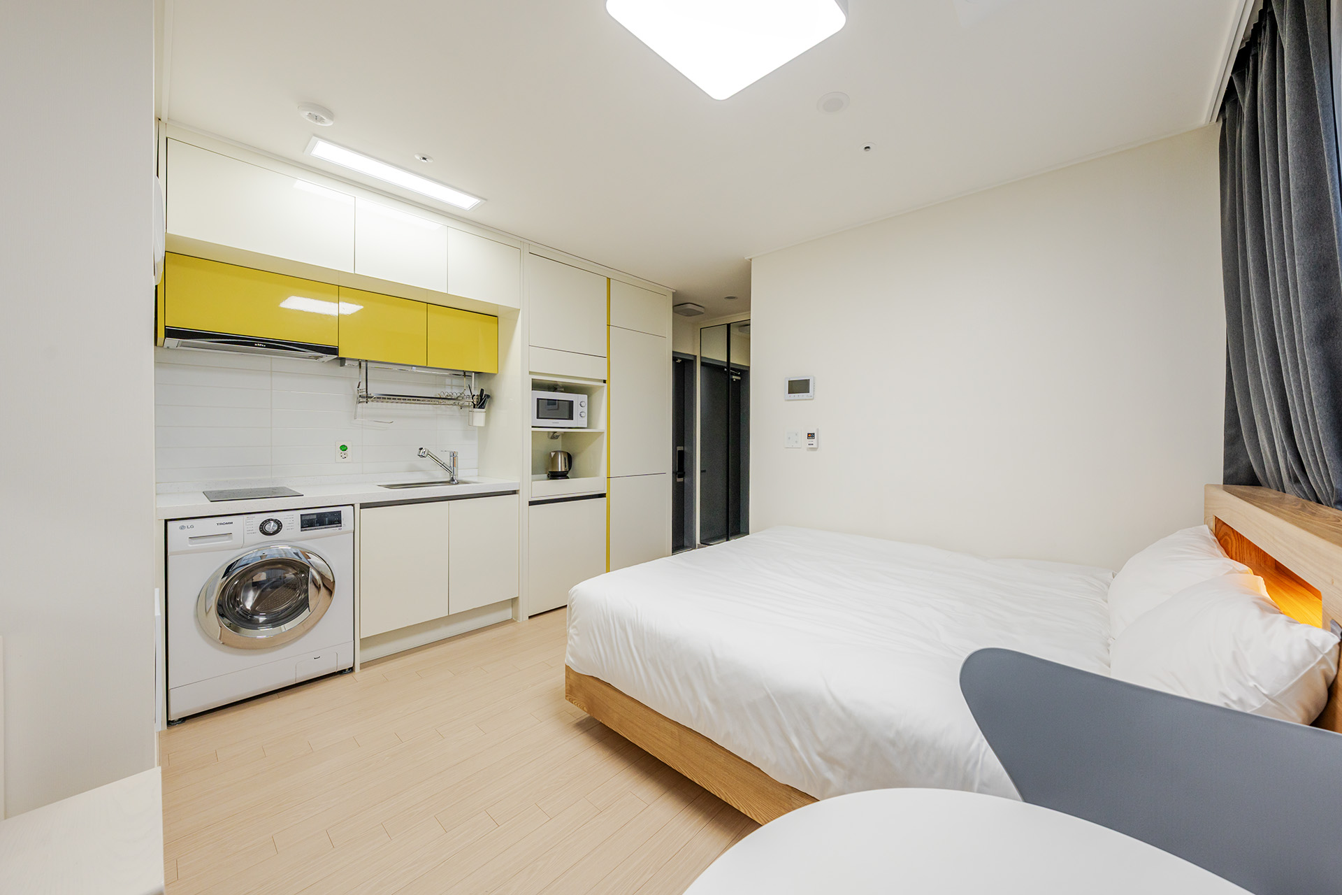 room detail thumbnail 2