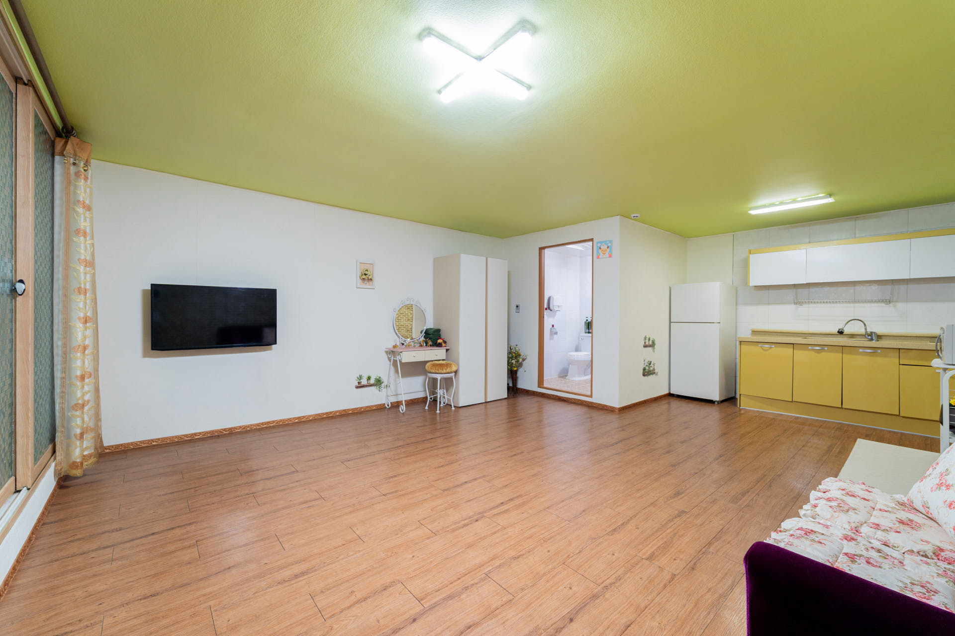 room detail thumbnail 2