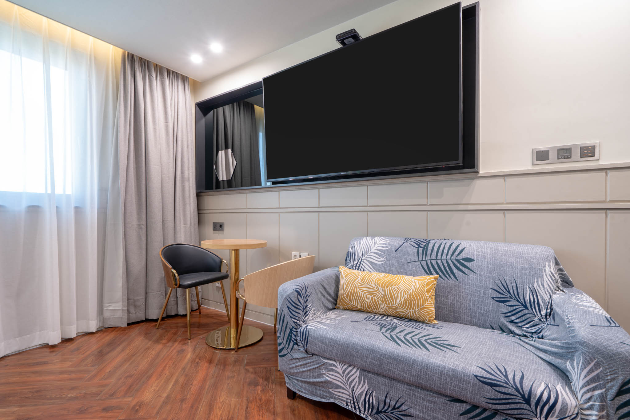 room detail thumbnail 2