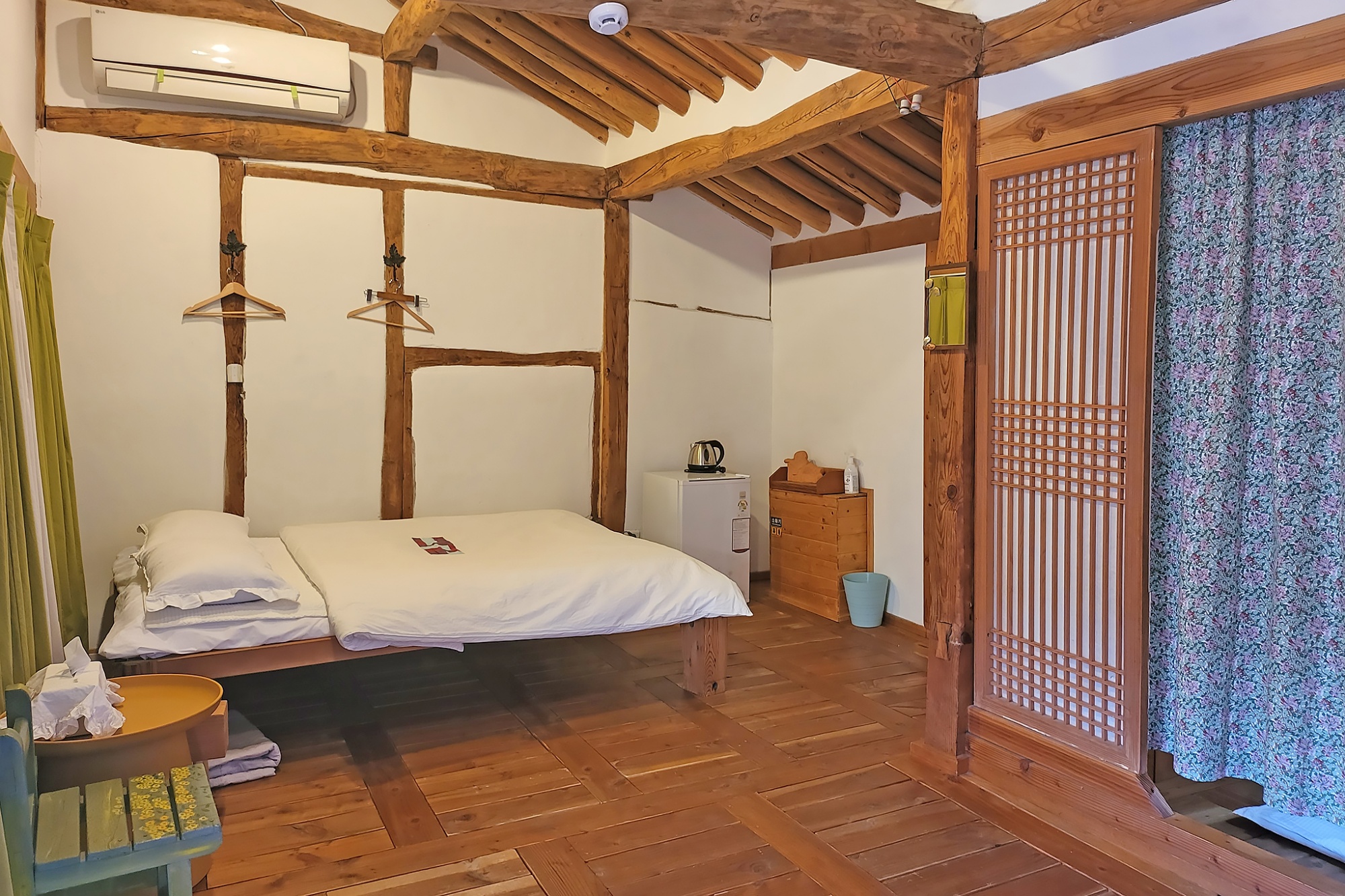 room detail thumbnail 1