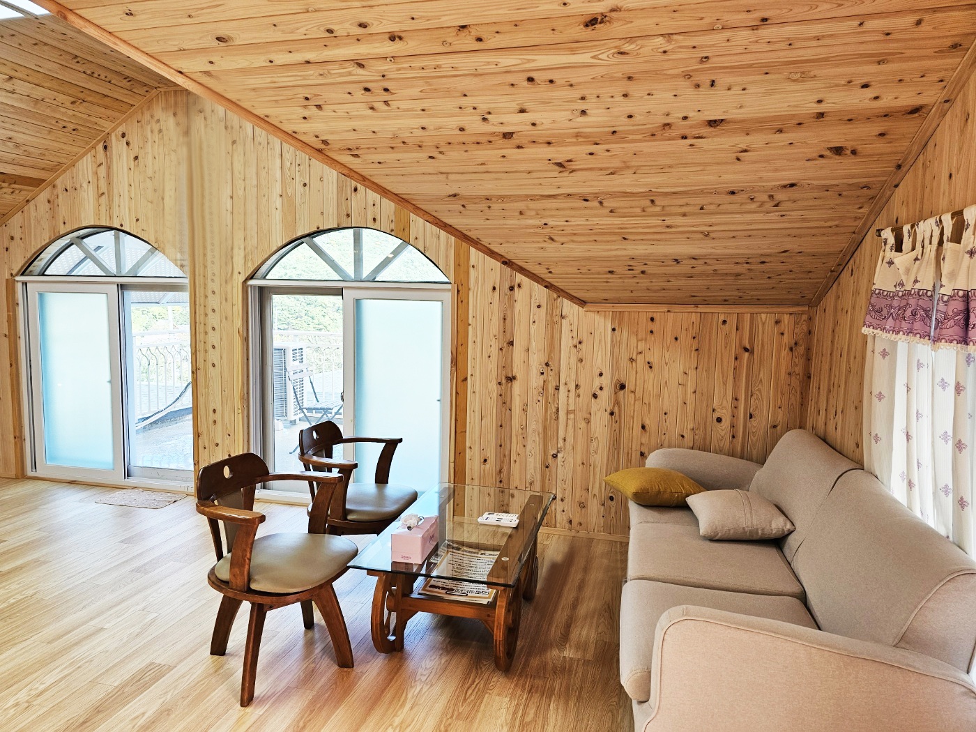 room detail thumbnail 1