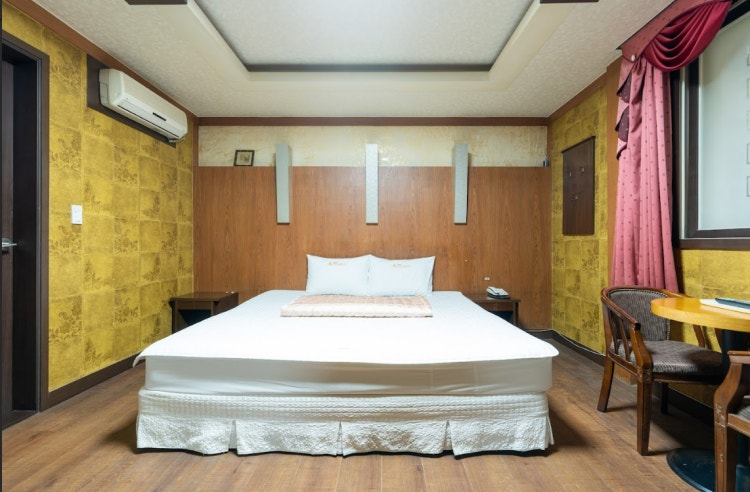 room detail thumbnail 0