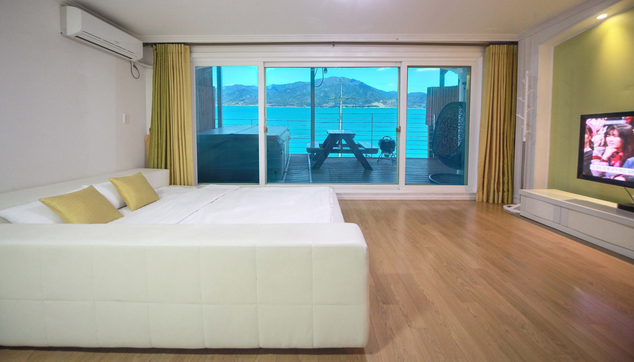room detail thumbnail 2