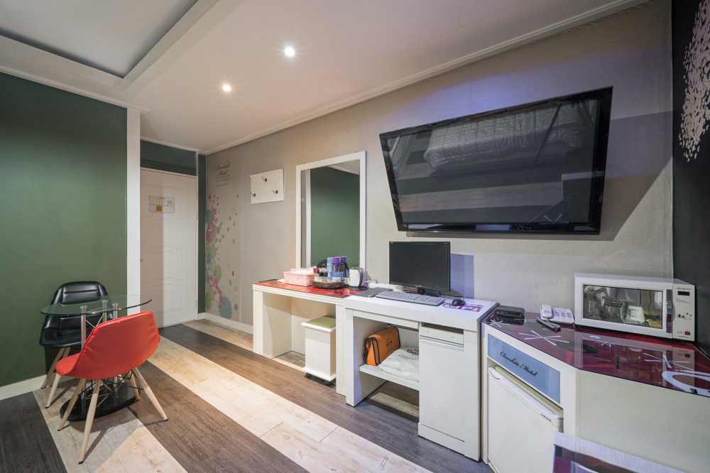 room detail thumbnail 2