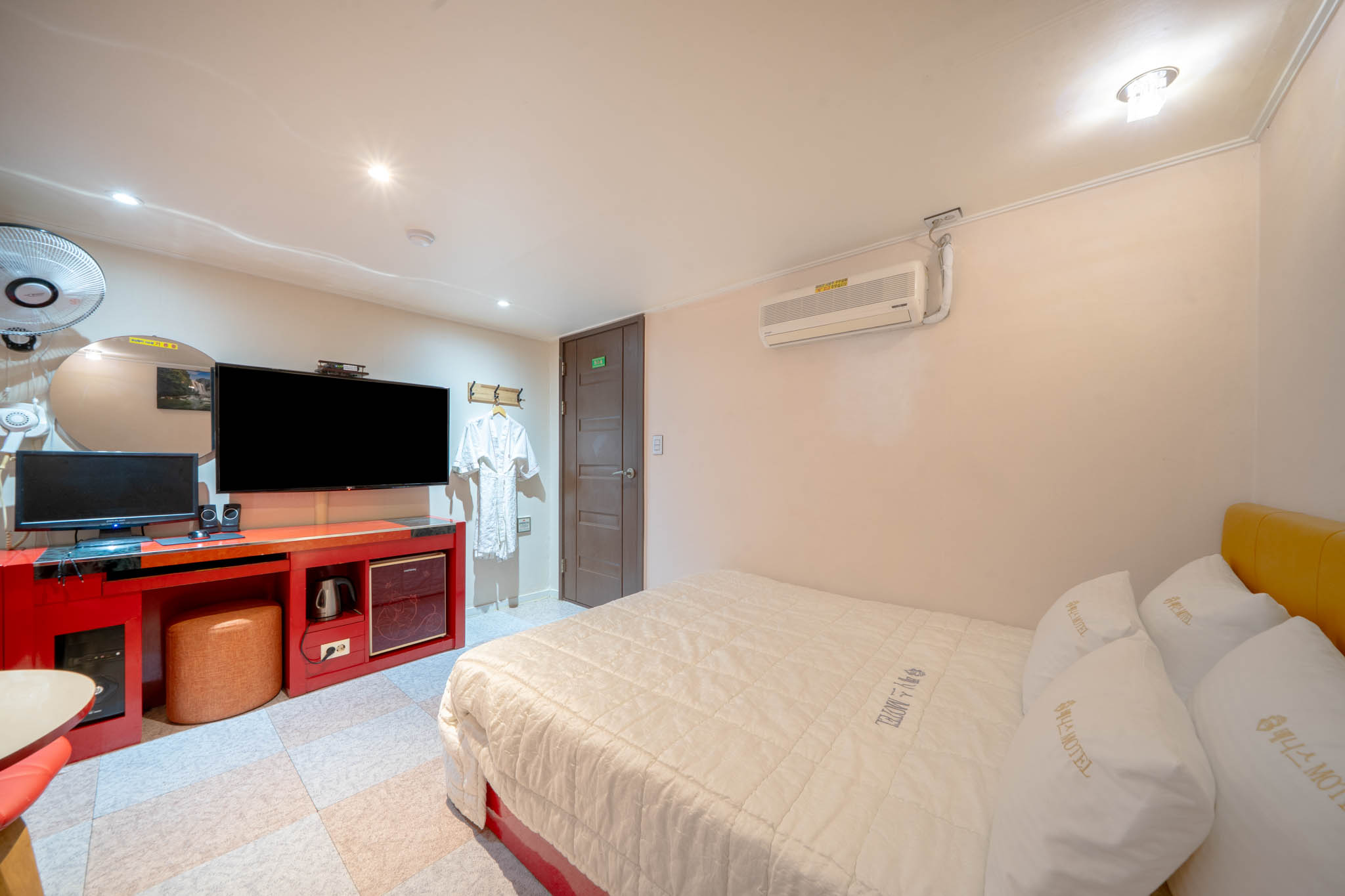 room detail thumbnail 2