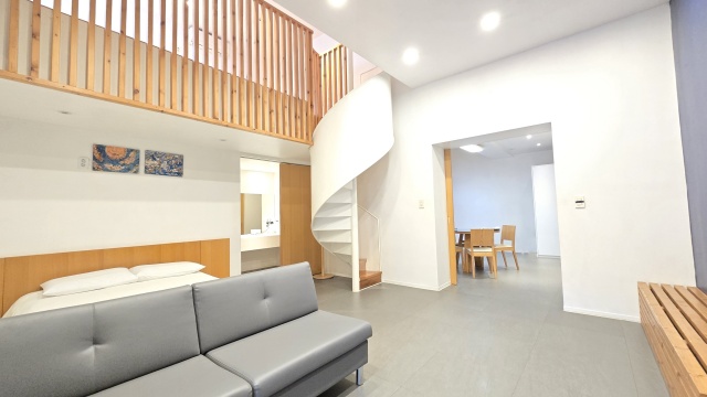 room detail thumbnail 2