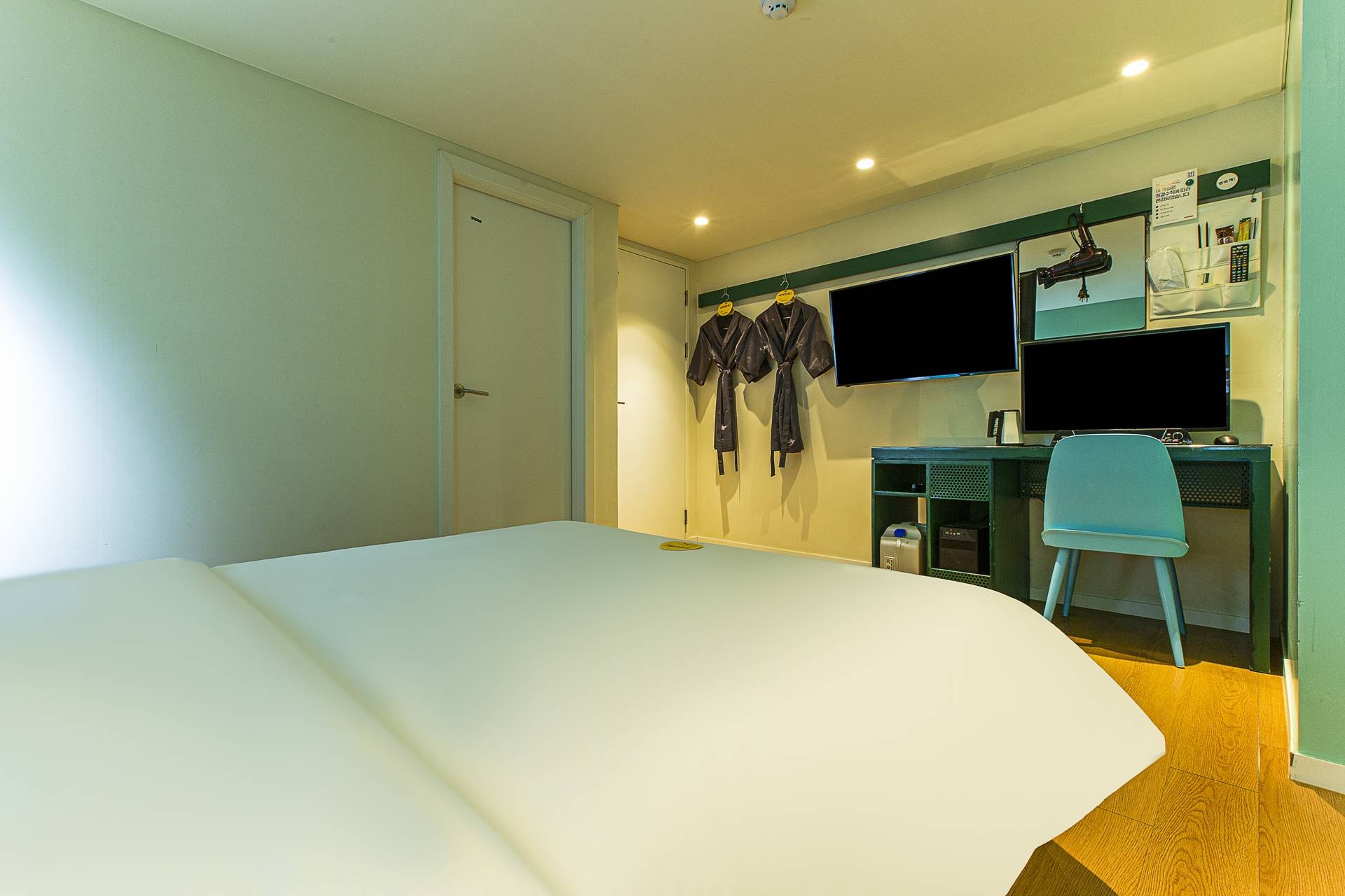 room detail thumbnail 2