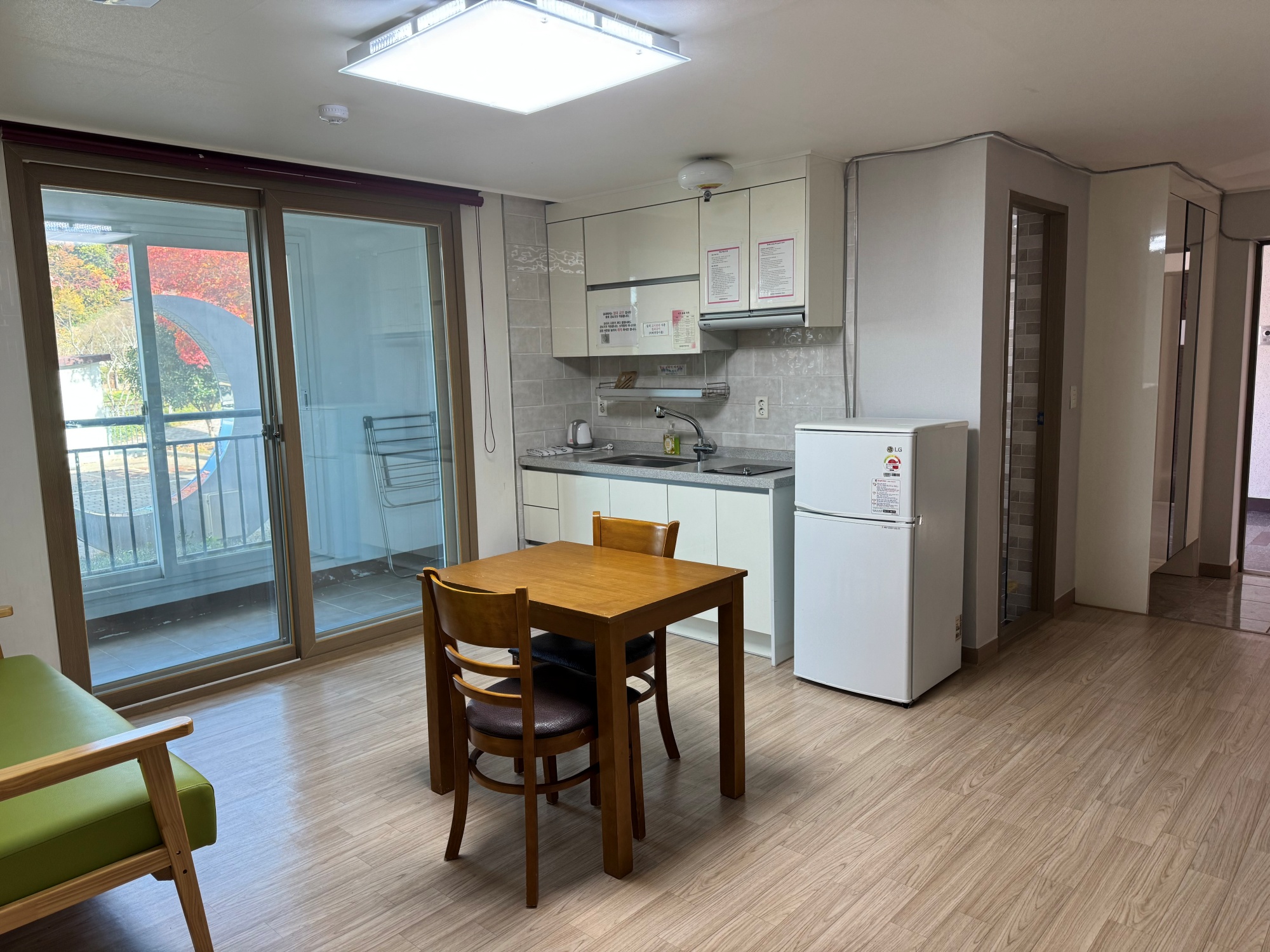 room detail thumbnail 2