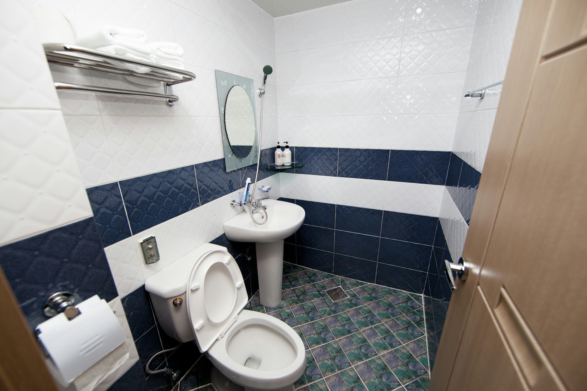 room detail thumbnail 2