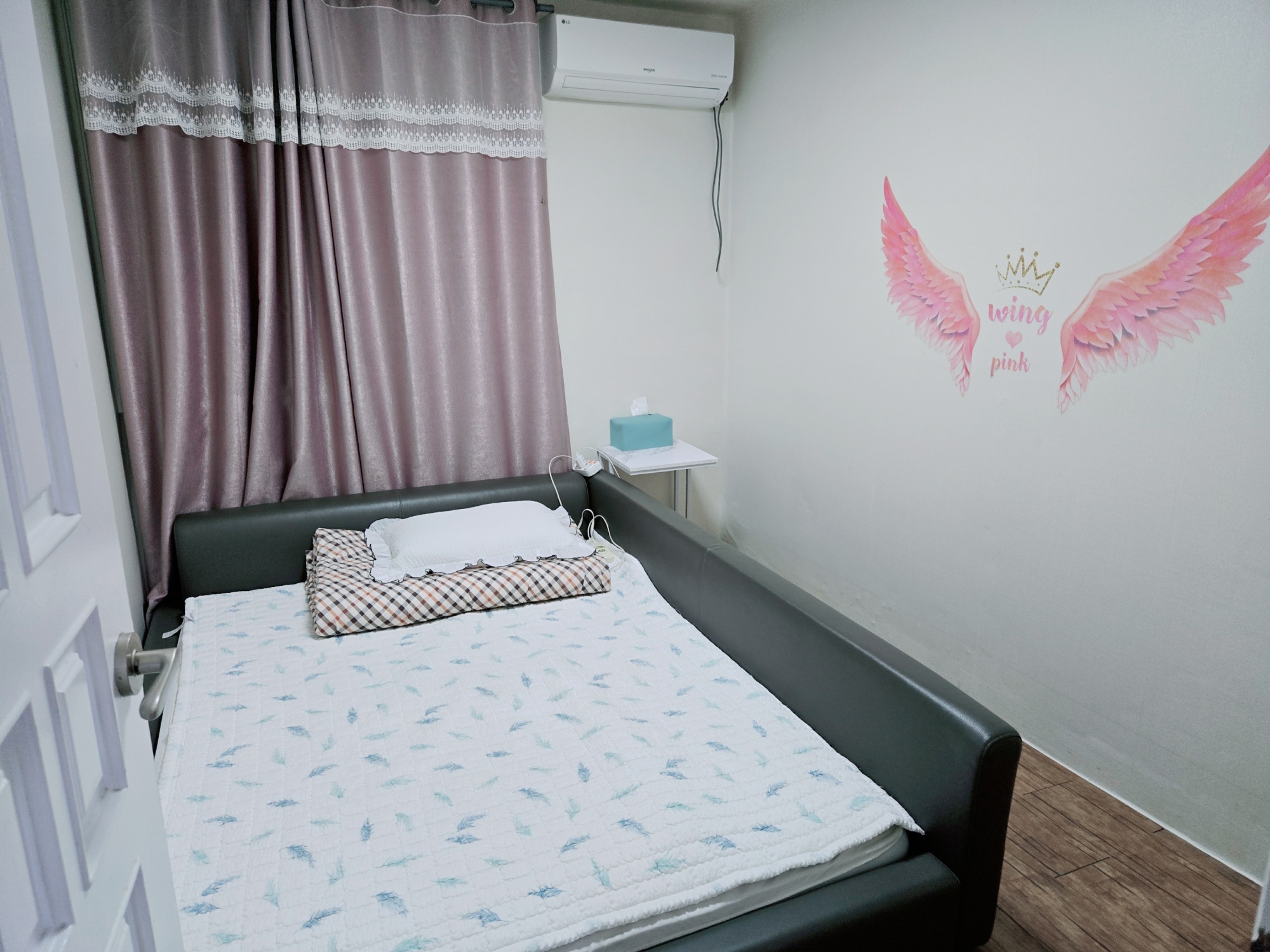 room detail thumbnail 2