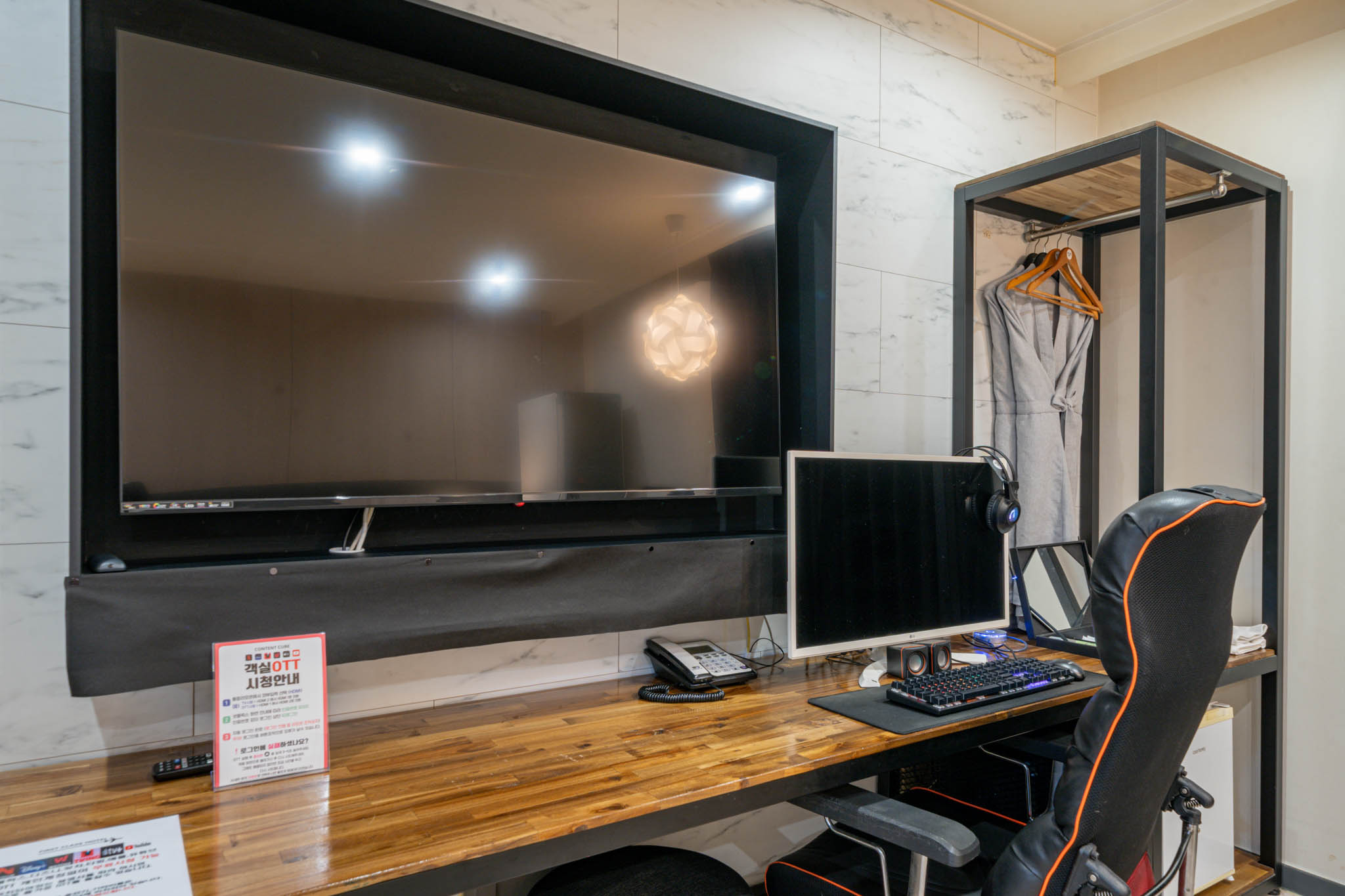 room detail thumbnail 2