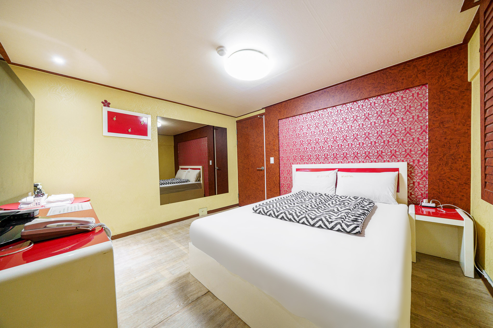 room detail thumbnail 2