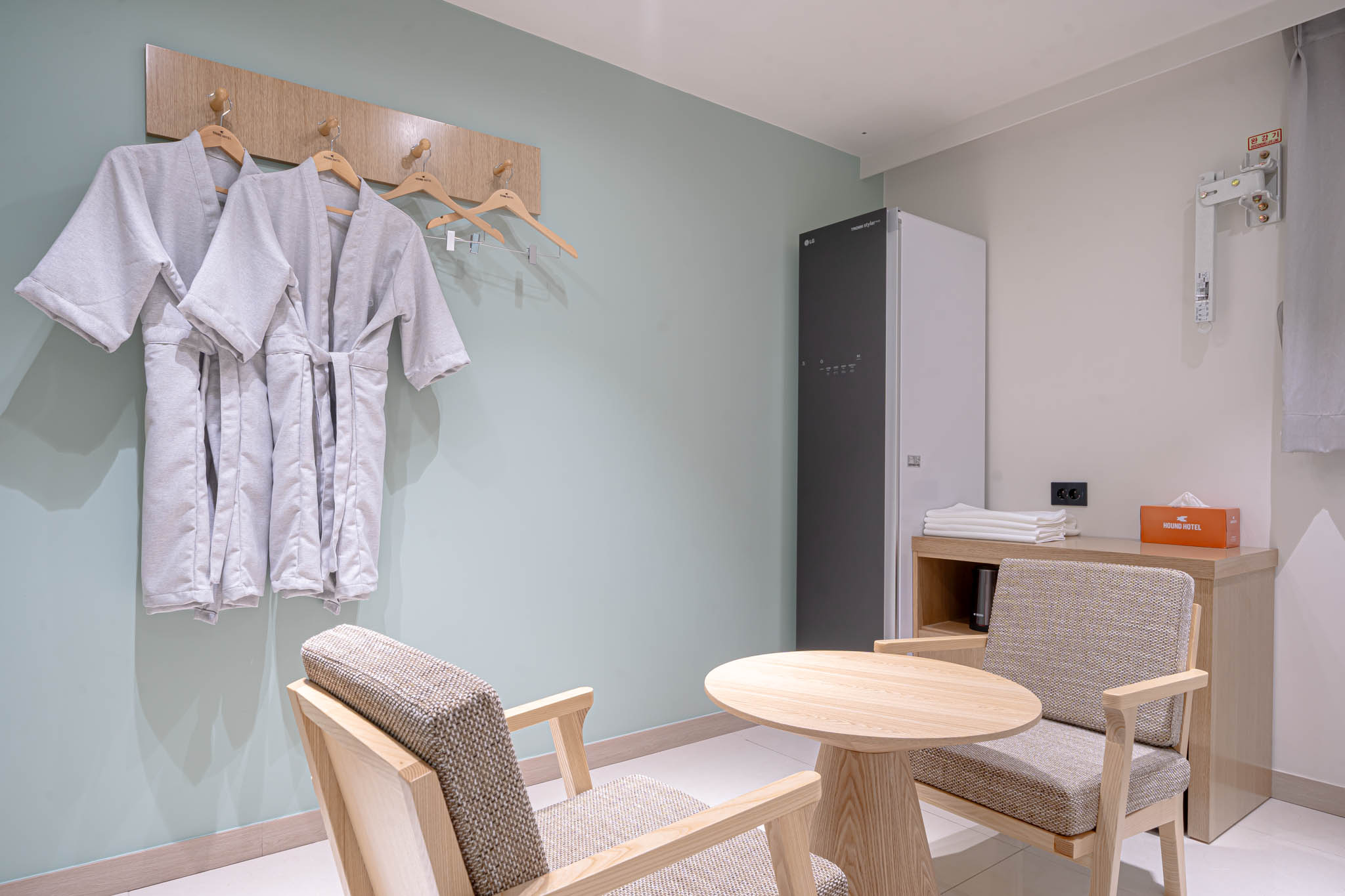 room detail thumbnail 2