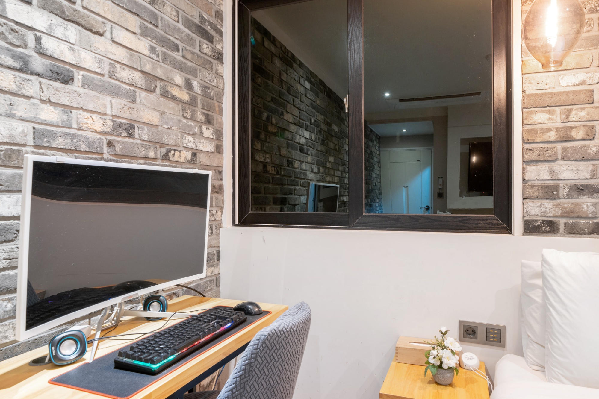 room detail thumbnail 2