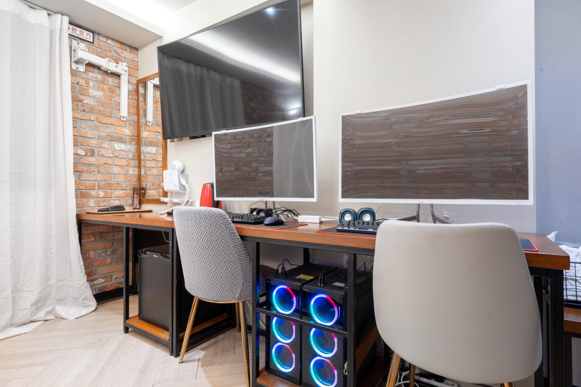 room detail thumbnail 2