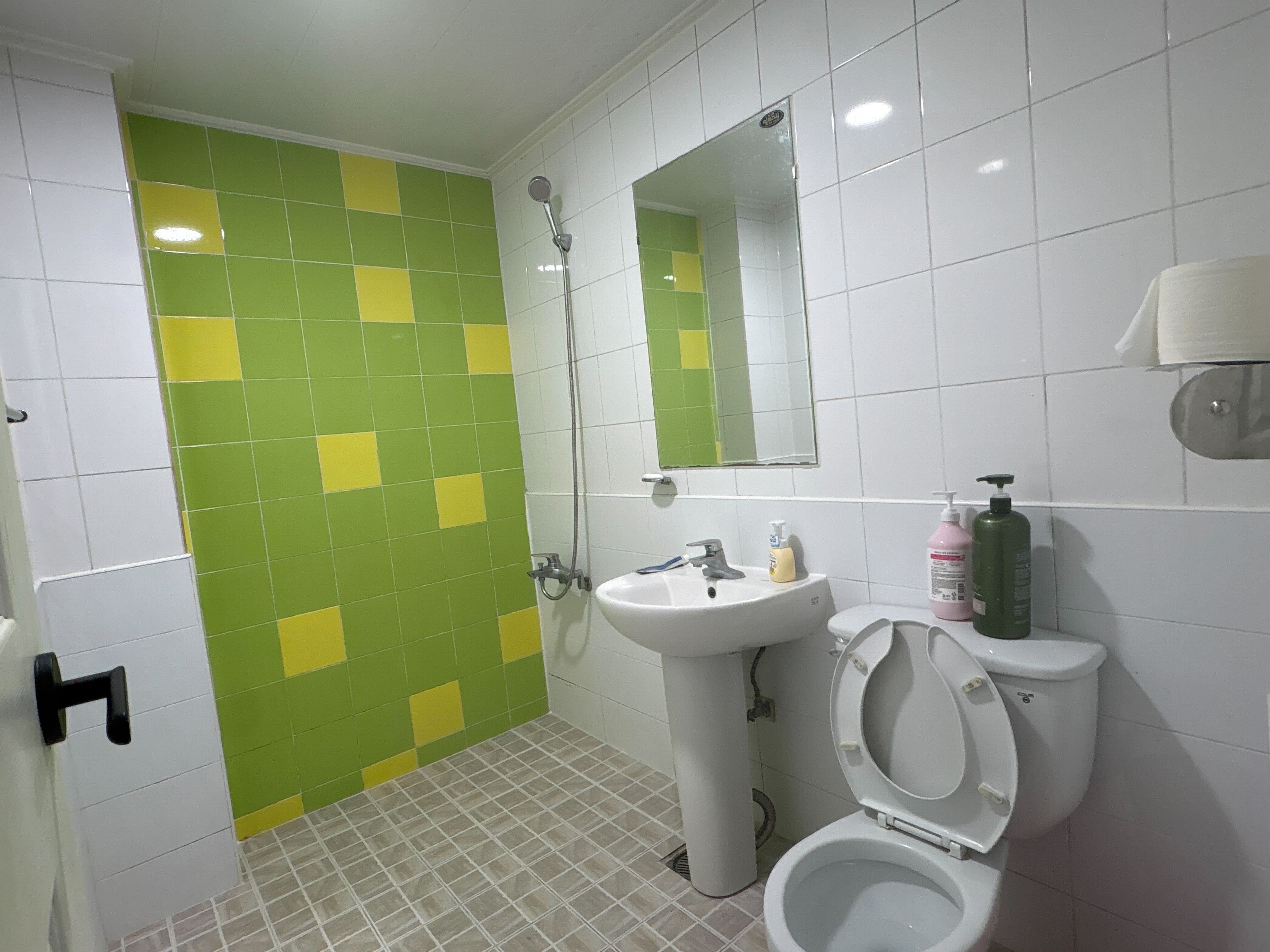 room detail thumbnail 1