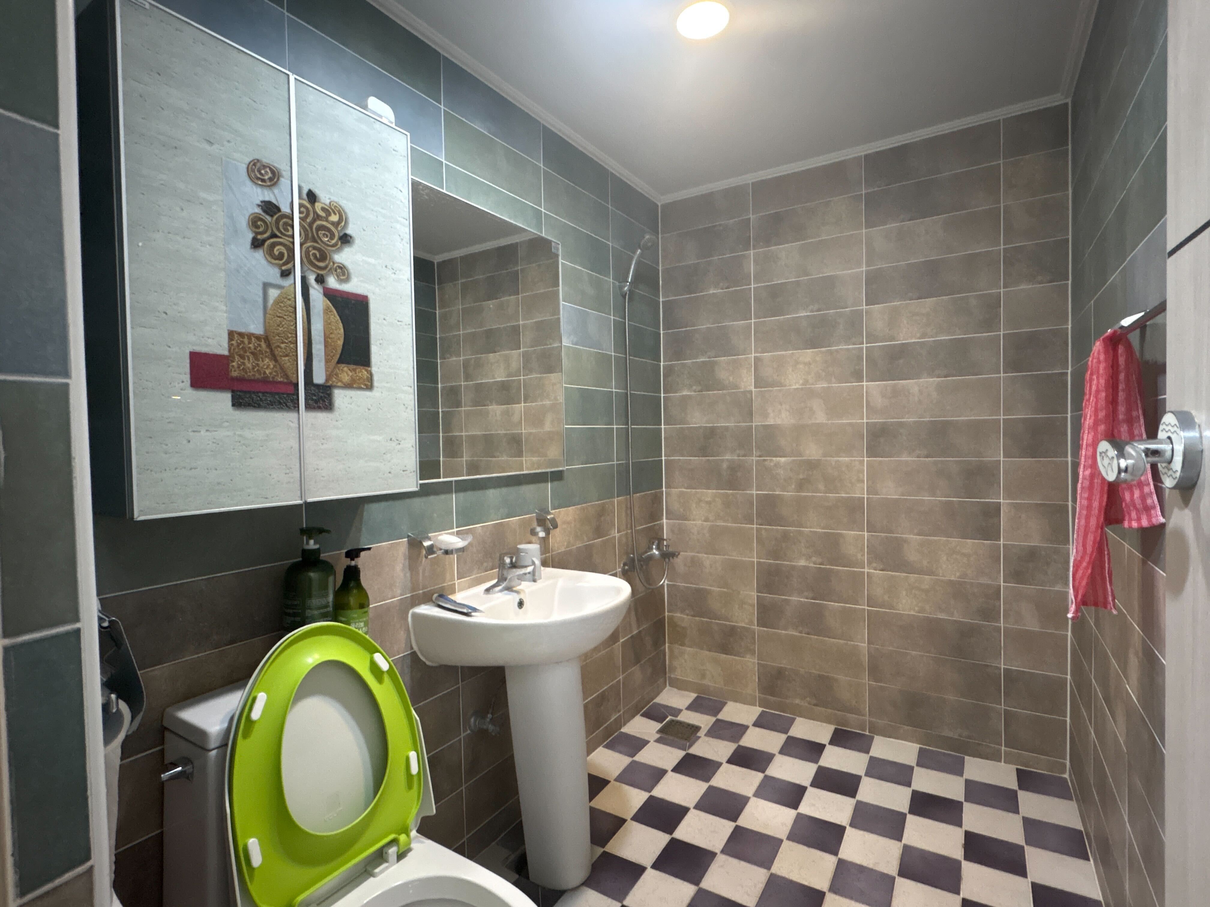 room detail thumbnail 1