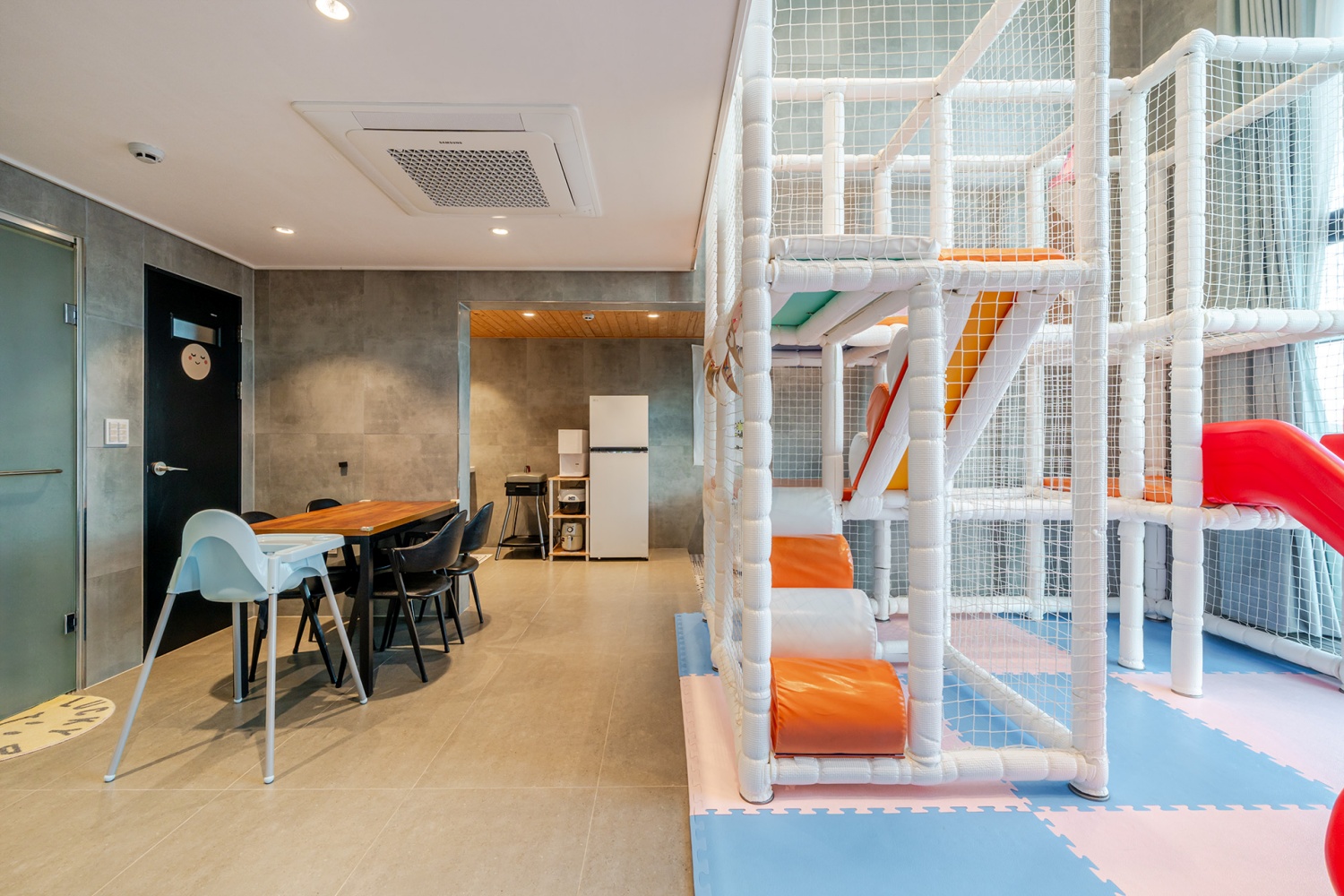 room detail thumbnail 2